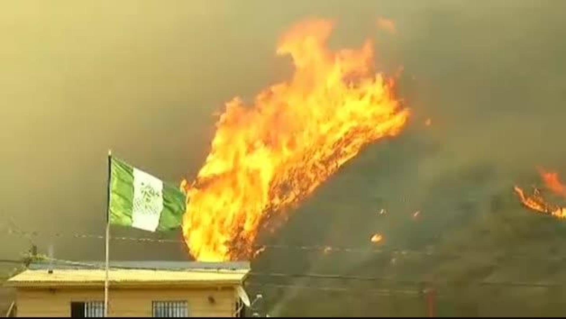 Las llamas devoran más de 200 casas en Valparaíso (Chile)