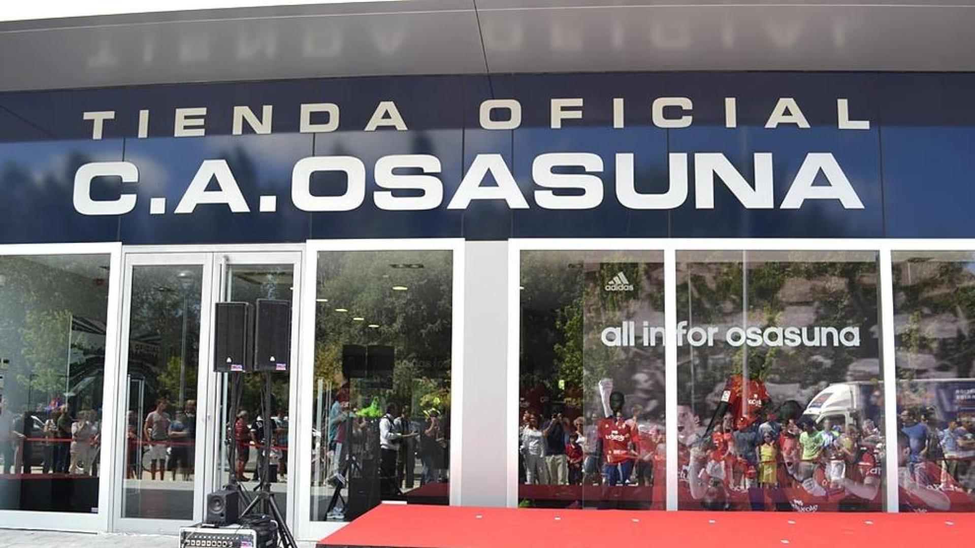 Osasuna abrió este viernes en El Sadar su nueva tienda Adidas, y aprovechó este evento para presentar todas las equipaciones de juego del equipo para esta temporada.