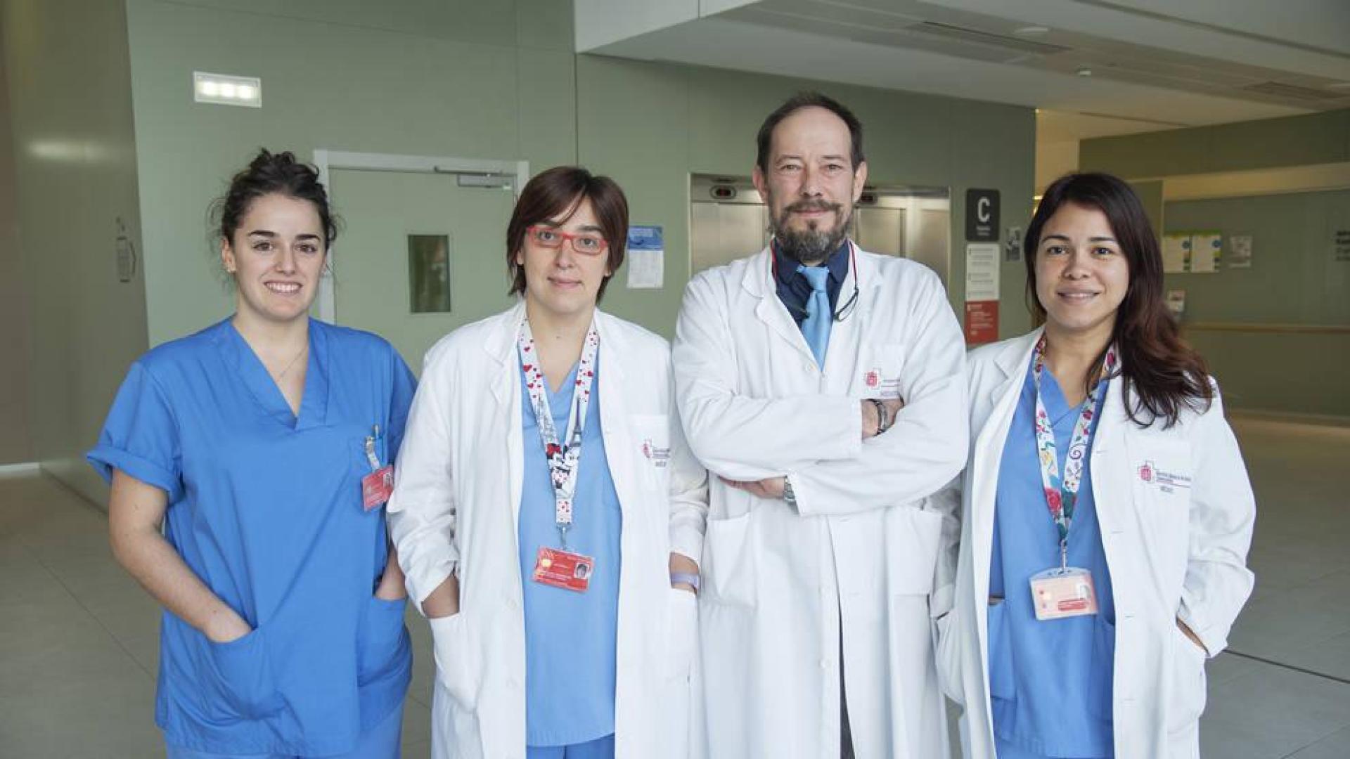 De izda a dcha: el Equipo del Servicio de Cirugía Torácica del CHN: Irene Maya (residente), Elena Ramírez, Juan José Guelbenzu (jefe del Servicio) y Stephany Laguna.