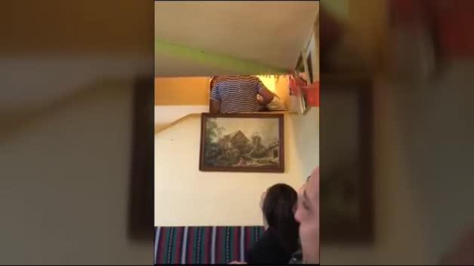 El humor de una familia malagueña para bajar a la abuela en silla de ruedas por las escaleras