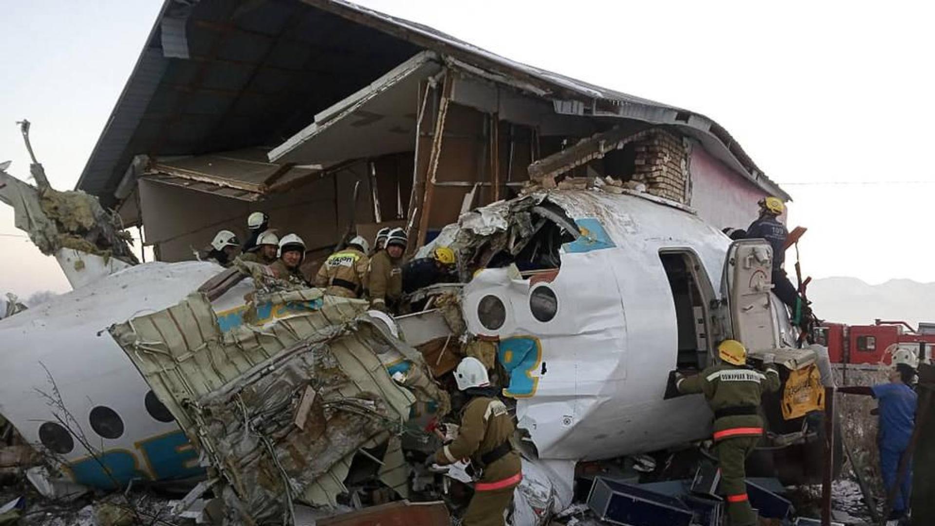 Doce muertos tras estrellarse un avión de pasajeros en el sureste de Kazajistán