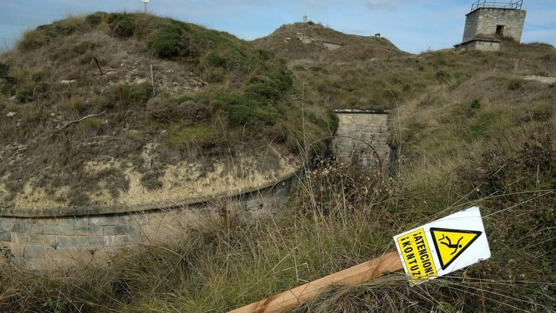 Las pintadas se solapan desde hace años en sus muros exteriores. El estado de dejadez es “absoluto”, dicen quienes suben a diario a lo alto de la cima del monte Ezkaba, declarado en noviembre de 2001 Bien de Interés Cultural.