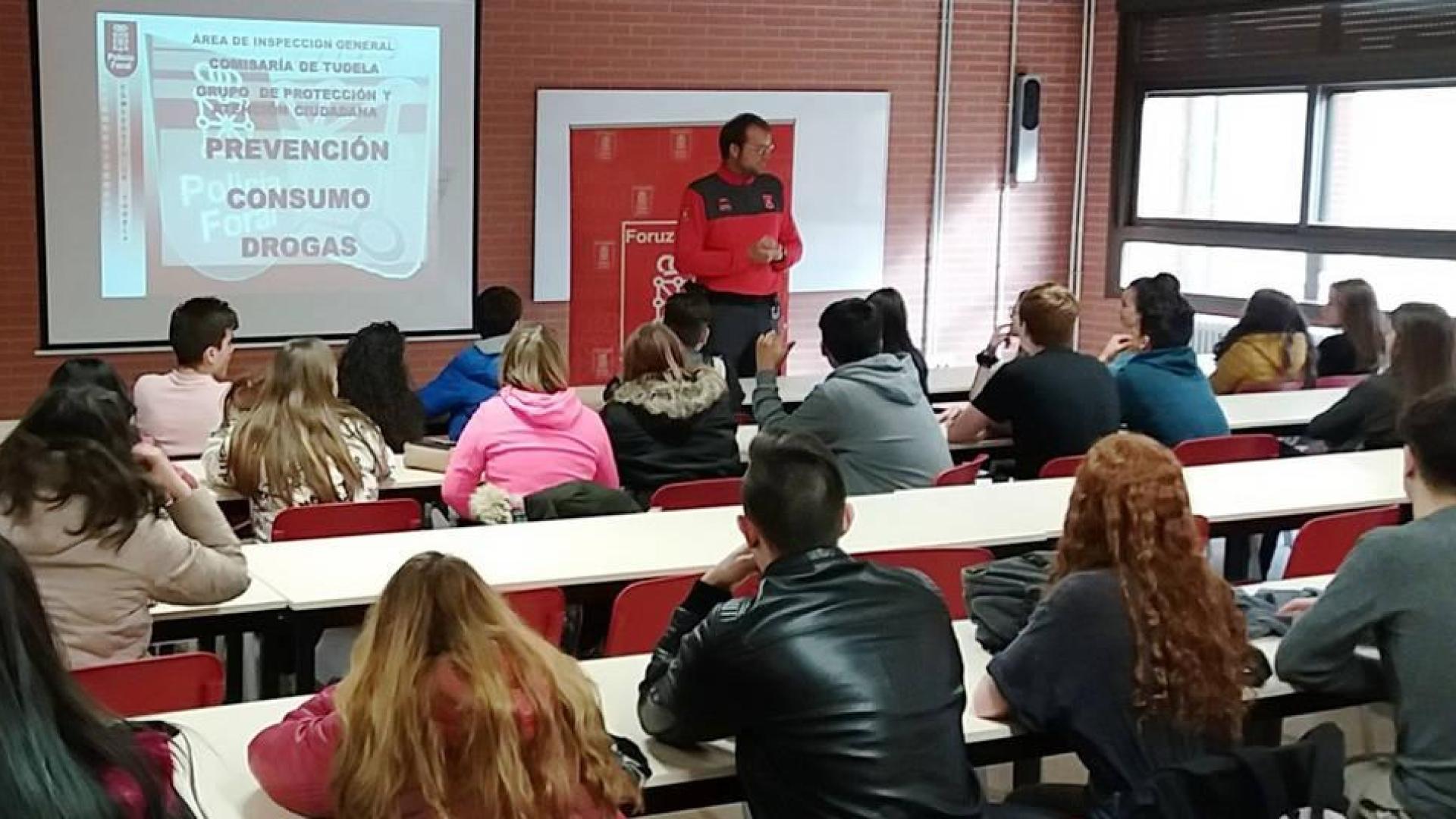 Un agente de Policía Foral, durante una charla impartida en un centro educativo.
