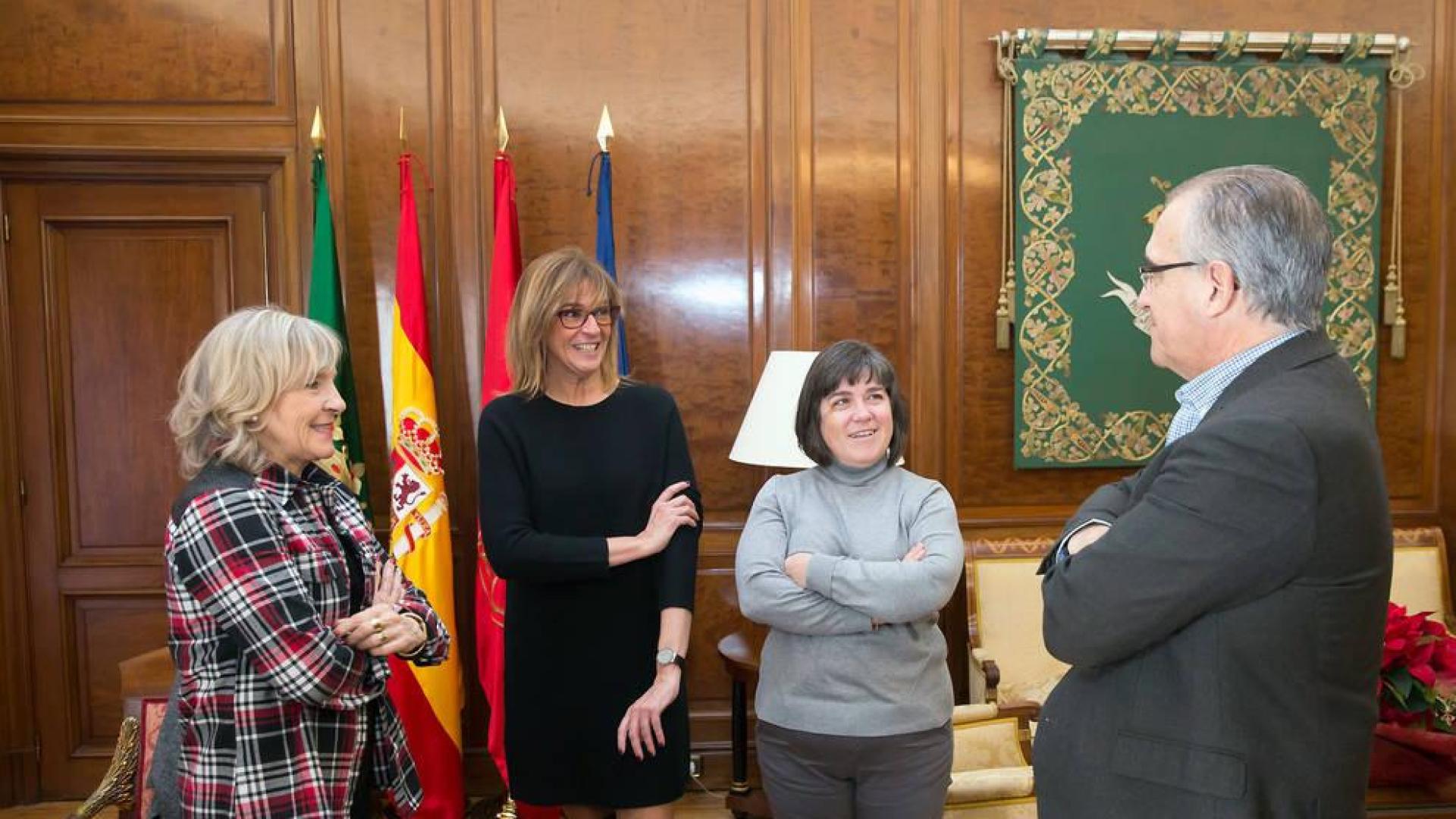 El alcalde de Pamplona se reúne con las responsables del Club Natación