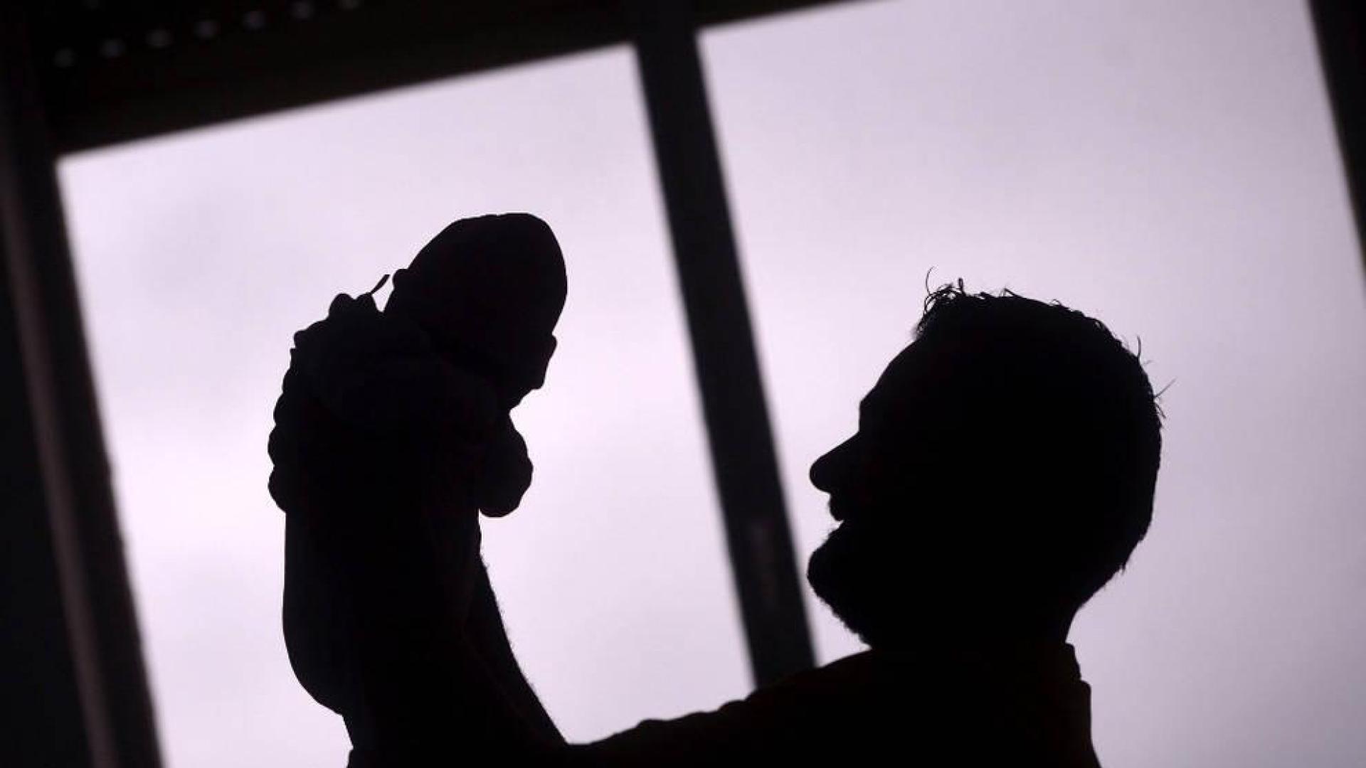 El permiso de paternidad subirá a 16 semanas en dos años por decreto