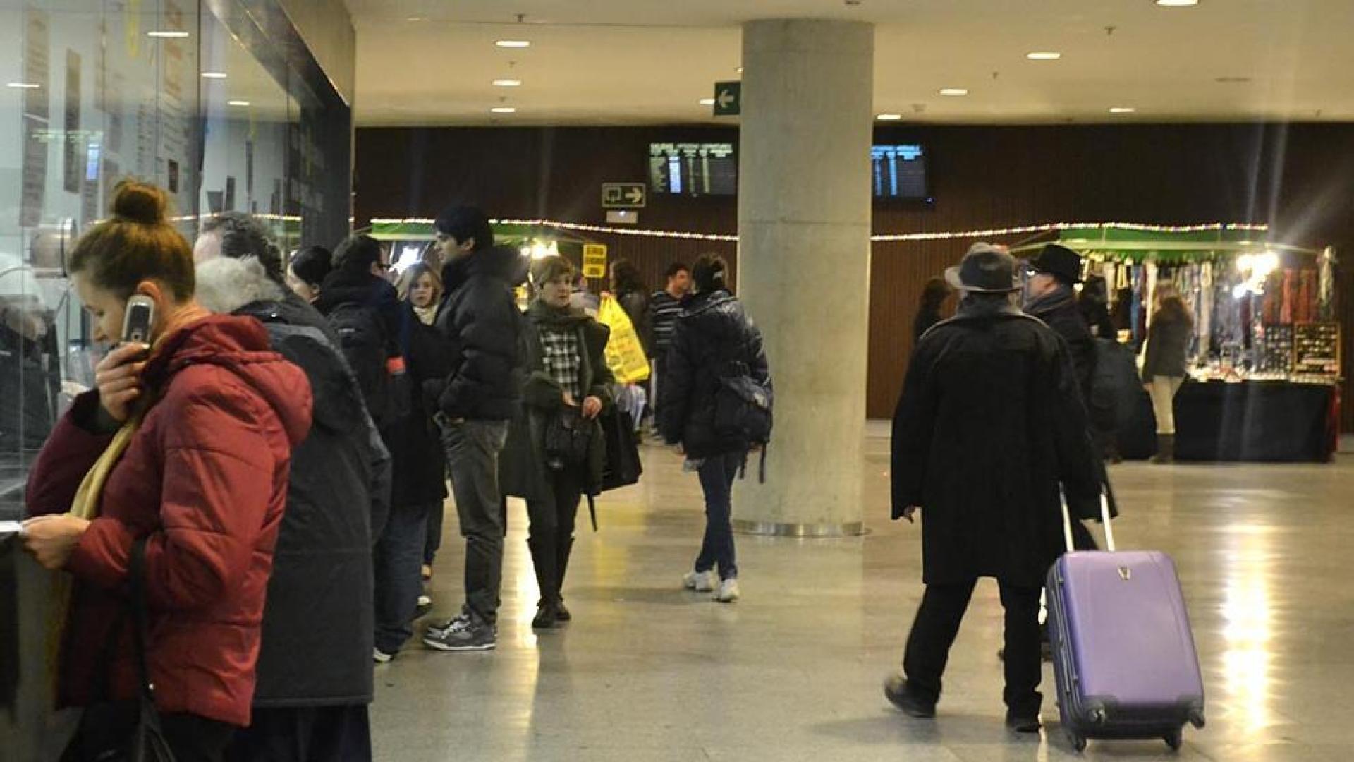 Imágenes de las estaciones de autobuses y de tren de Pamplona, tras la Nochebuena y el Día de Navidad