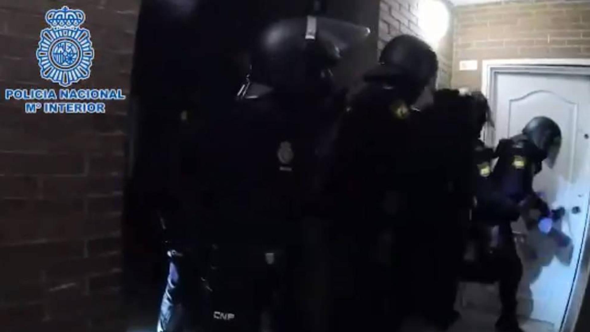 Captura del vídeo en el que se muestra a la Policía entrando a un piso para detener a los atracadores.