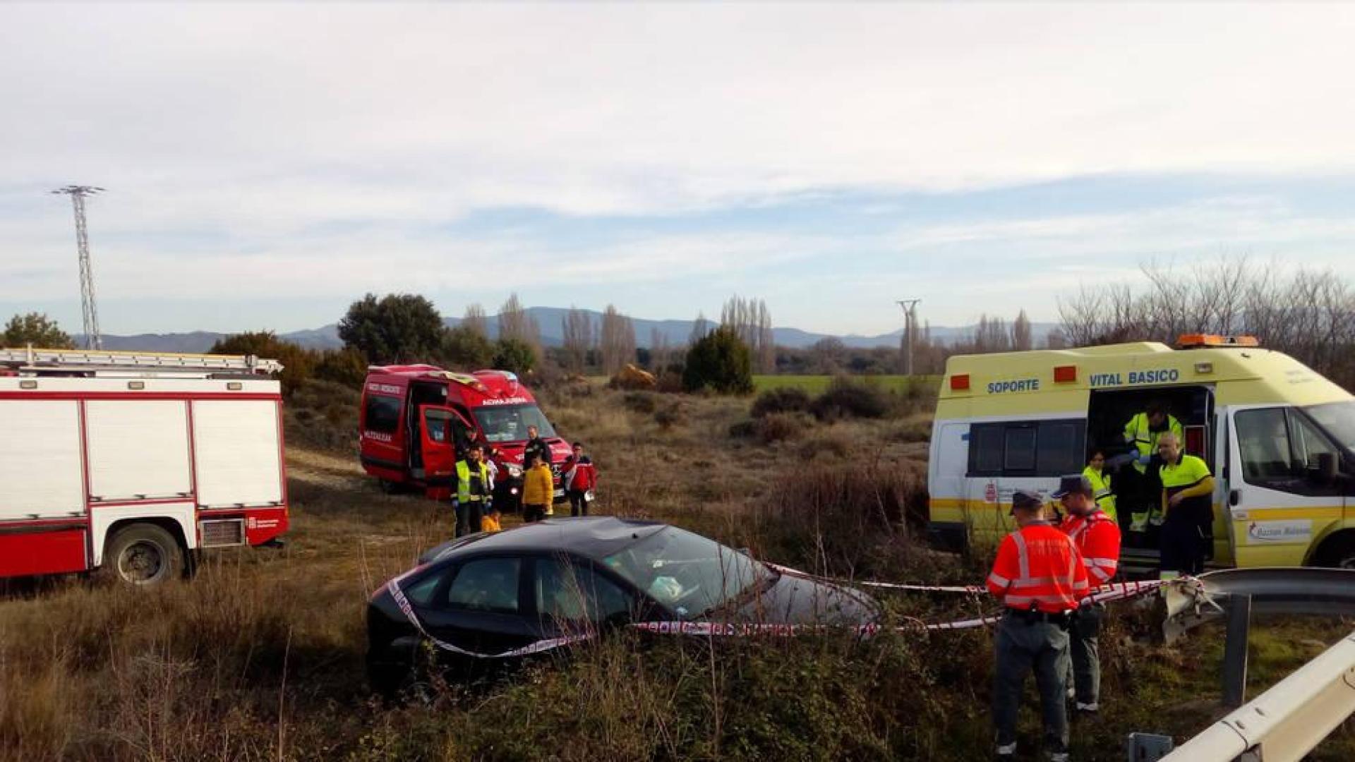 Trasladados al CHN una madre y su bebé de tres meses tras salirse de la N-121 en Olóriz