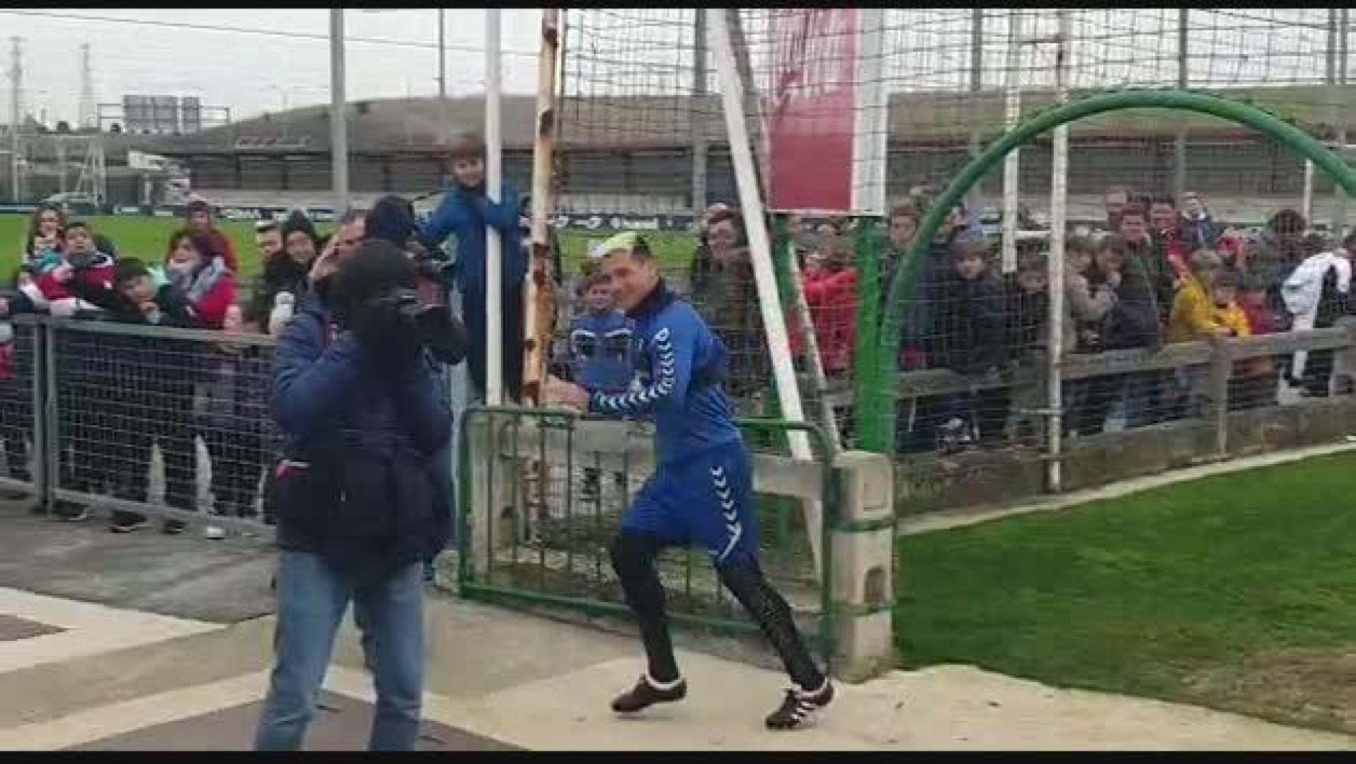 Los niños aclaman al Chimy Ávila en Tajonar