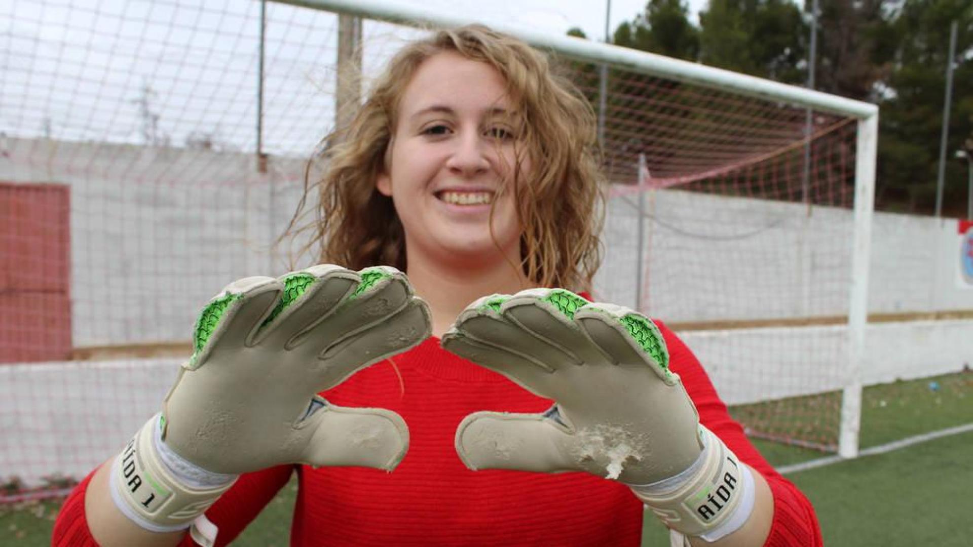 Aída Roldán Sáenz delante de la portería del Municipal de San Adrián, donde empezó a jugar a fútbol.
