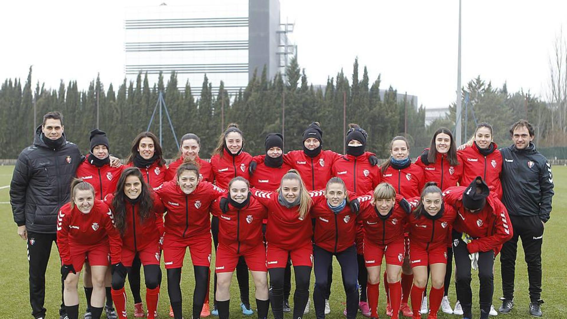 Las jugadoras y técnicos de Osasuna Femenino se entrenaban este lunes por la mañana en uno de los campos anexos de Tajonar bajo un intenso frío. De izda. a dcha., de pie, aparecen: David Rivera (segundo entrenador), Leye Fernández, Lidia Alén, Aitana Zumárraga, Nerea Tellería, Maitane Zalba, Mai Garde, Patri Zugasti, Garazi Facila, Celia Ochoa, Marián Pueyo, Mikel Bakaikoa (entrenador). Delante: Vanessa Rodríguez, Miriam Rivas, María Aizkorbe, Sara Carrillo, María Blanco, Lorena Herrera, Oihane Gil, Iara Lacosta y Jaione Larraiotz.