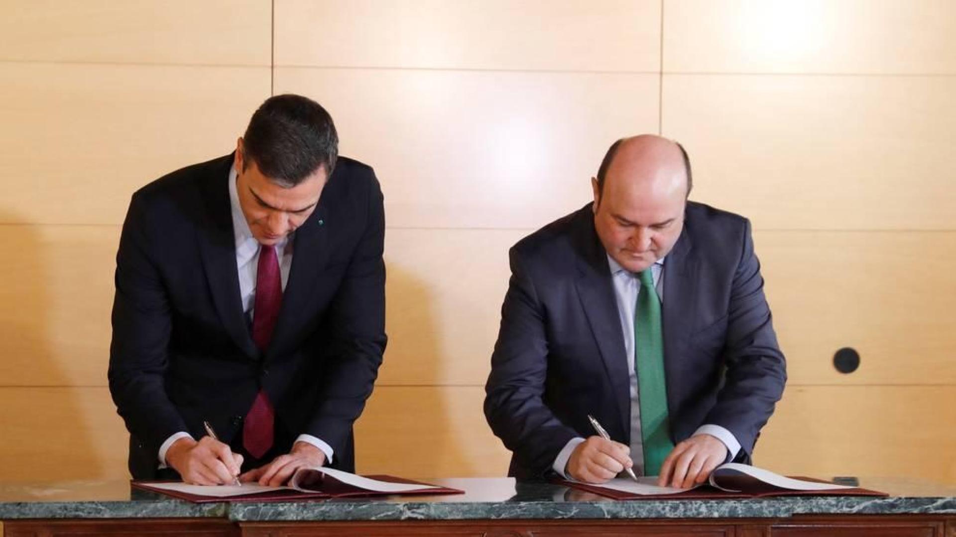 Sánchez y Ortuzar firman el pacto por el que el PNV apoya la investidura