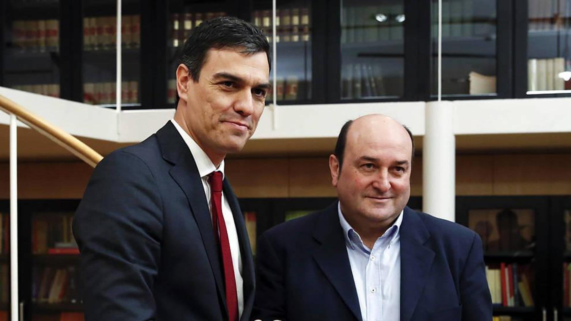 El secretario general del PSOE, Pedro Sánchez (i), se reúne con el presidente del PNV, Andoni Ortuzar.