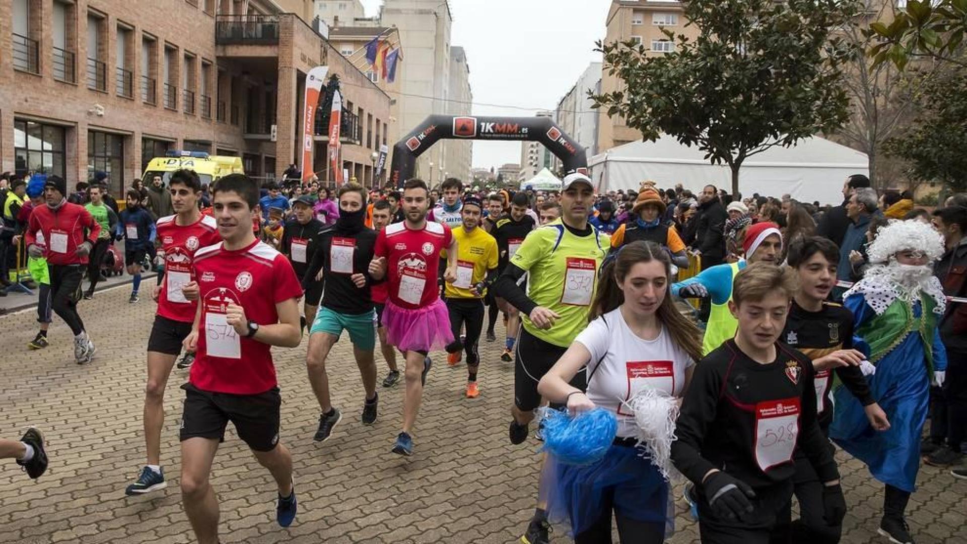 Colorido y disfraces para despedir a la carrera el año en la localidad de Barañáin.