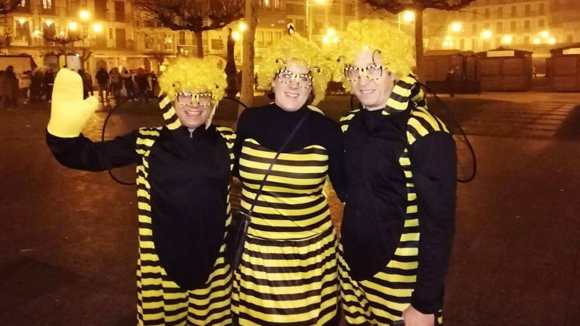 Disfraces y ambiente festivo para recibir el Año Nuevo 2020 en la Plaza del Castillo de Pamplona.