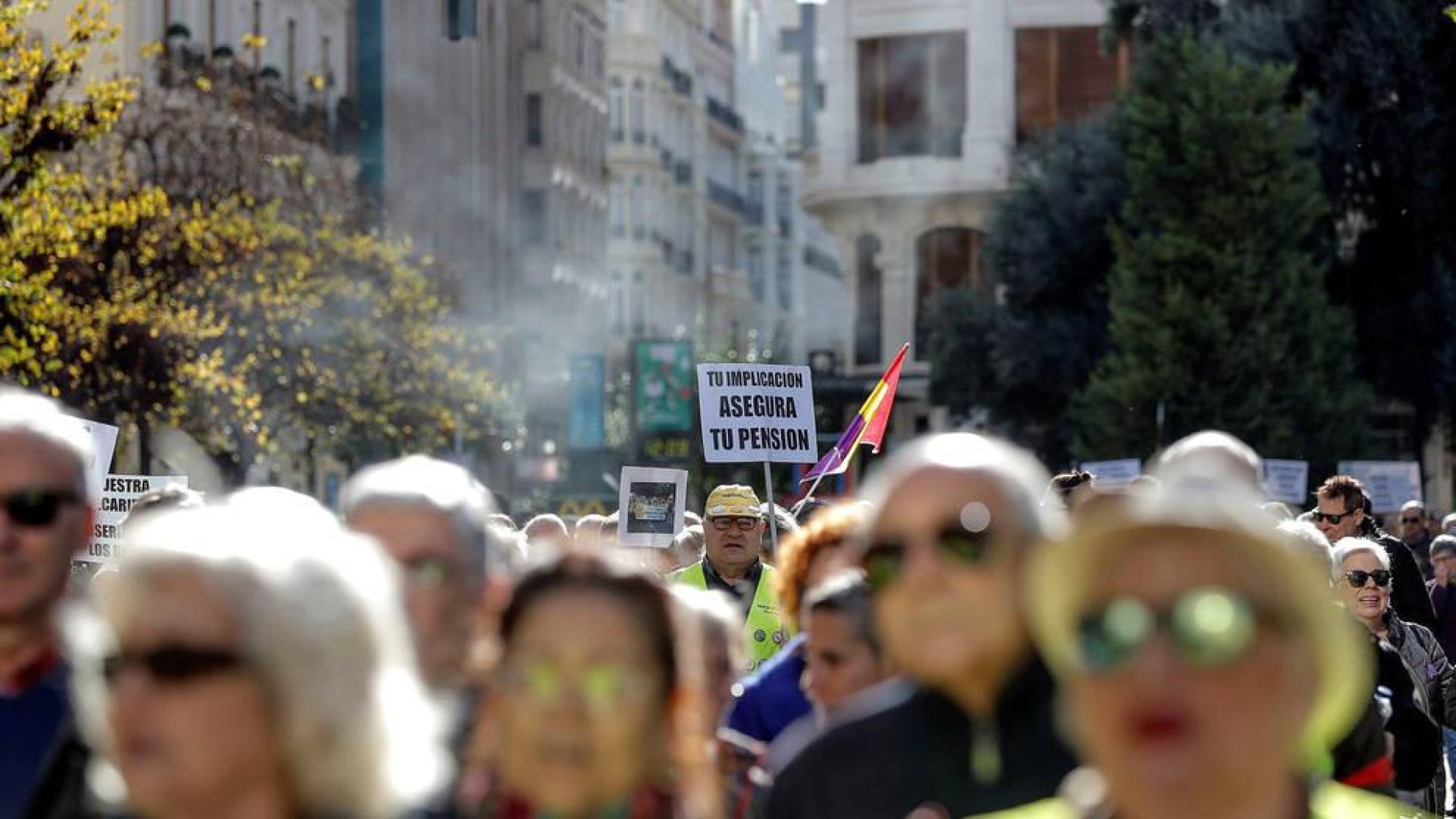 Cientos de pensionistas se manifiestan en Pamplona para pedir "una vida con dignidad"