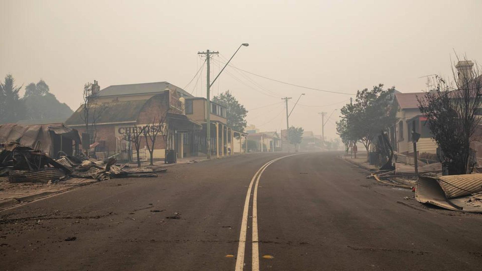 Aumentan a 16 las personas fallecidas por los incendios que azotan Australia