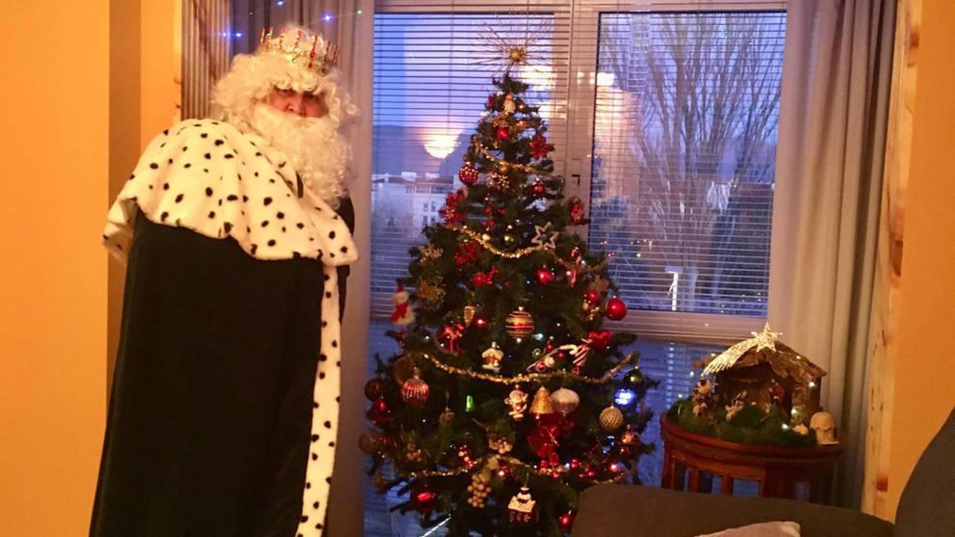 El “enviado” del rey Melchor con sus ropas preparadas para la noche del día 5.