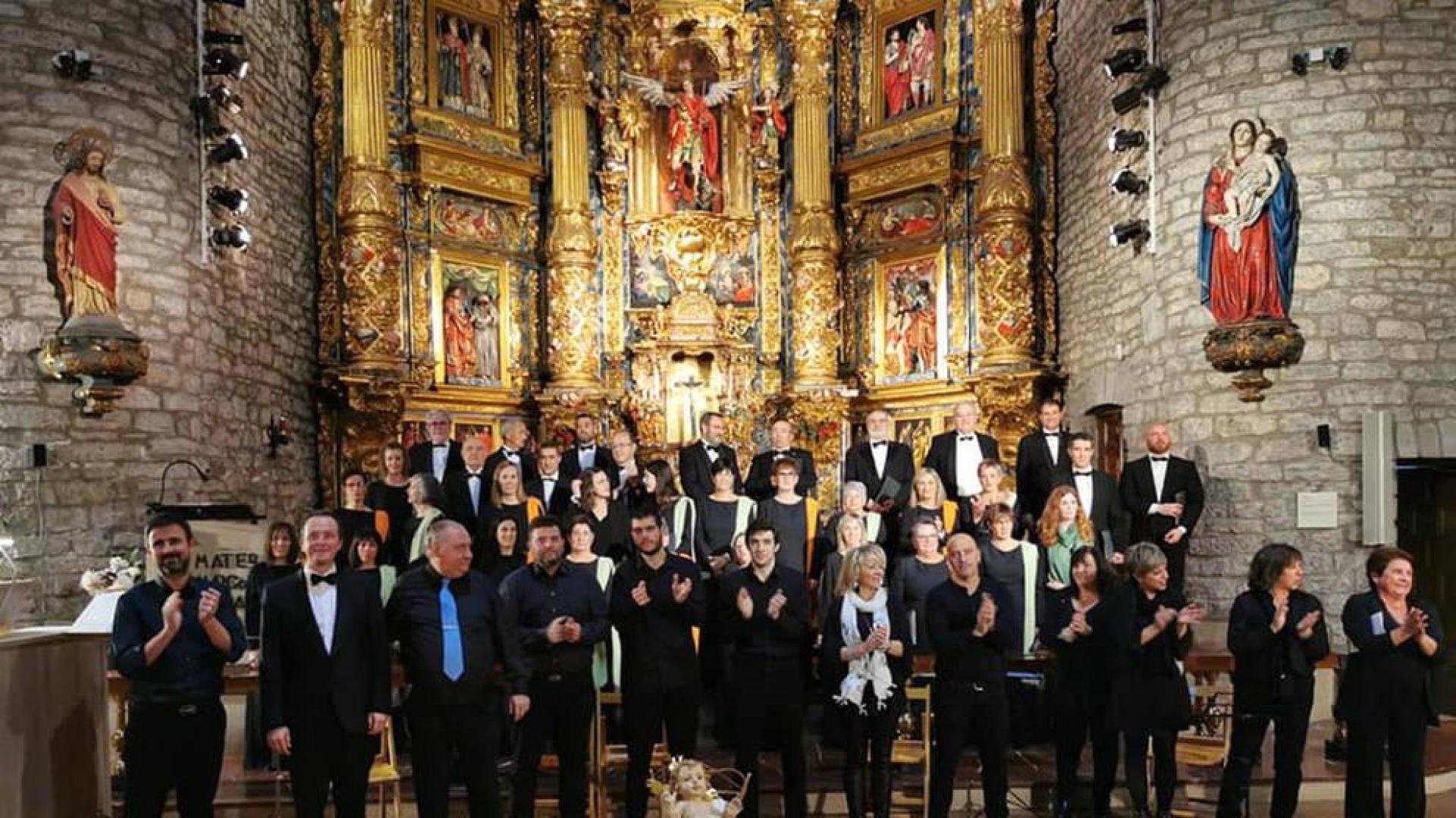 La Coral San Miguel posa con los antiguos directores y los músicos que les acompañaron.