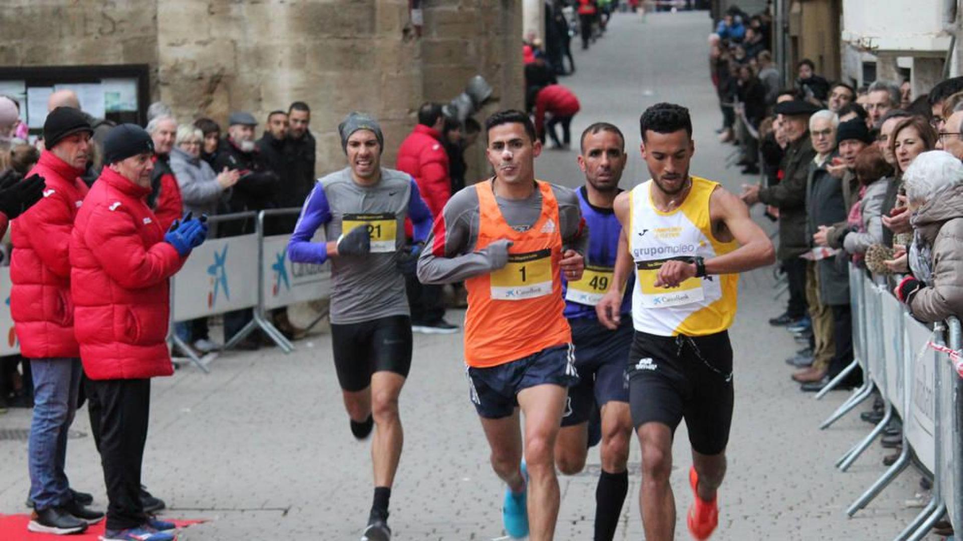 Algham, a la derecha, encabeza el grupo de carrera con Aitaddi (1), Mohamed (121) y Elmouaziz (49).
