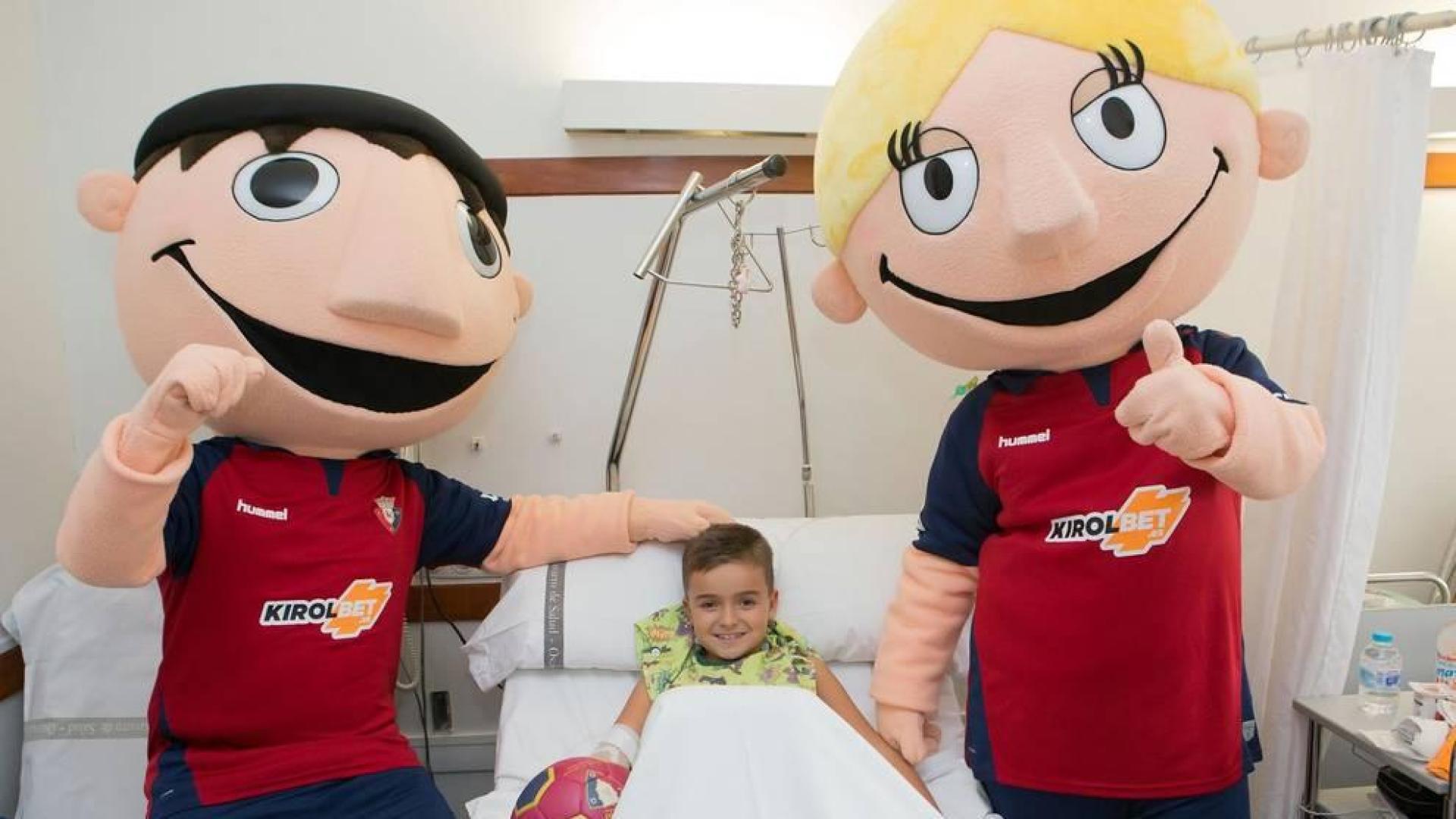 Los futbolistas Juan Pérez, Rubén García, Brandon, Brasanac, Mai Garde, Patricia Zugasti y Leyre Fernández han visitado a los niños ingresados estos días de Navidad en el Complejo Hospitalario de Navarra.
