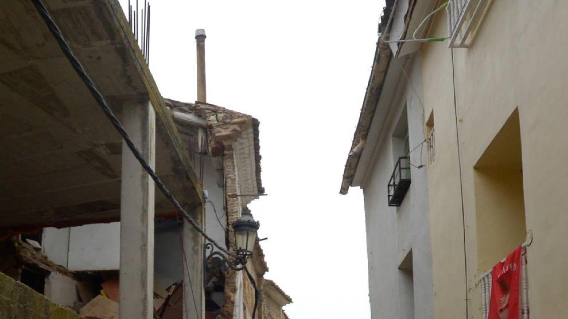 Se cae una pared en la calle Cantarranas de Peralta