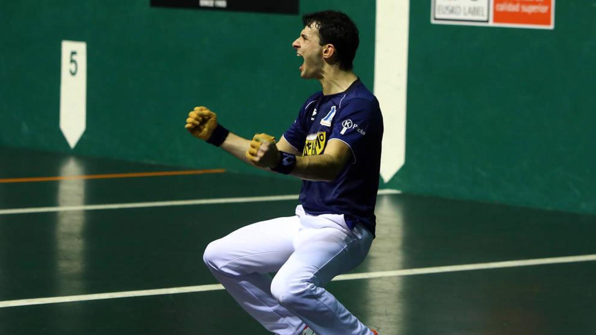 Jokin Altuna celebra un tanto en un partido anterior del Parejas.
