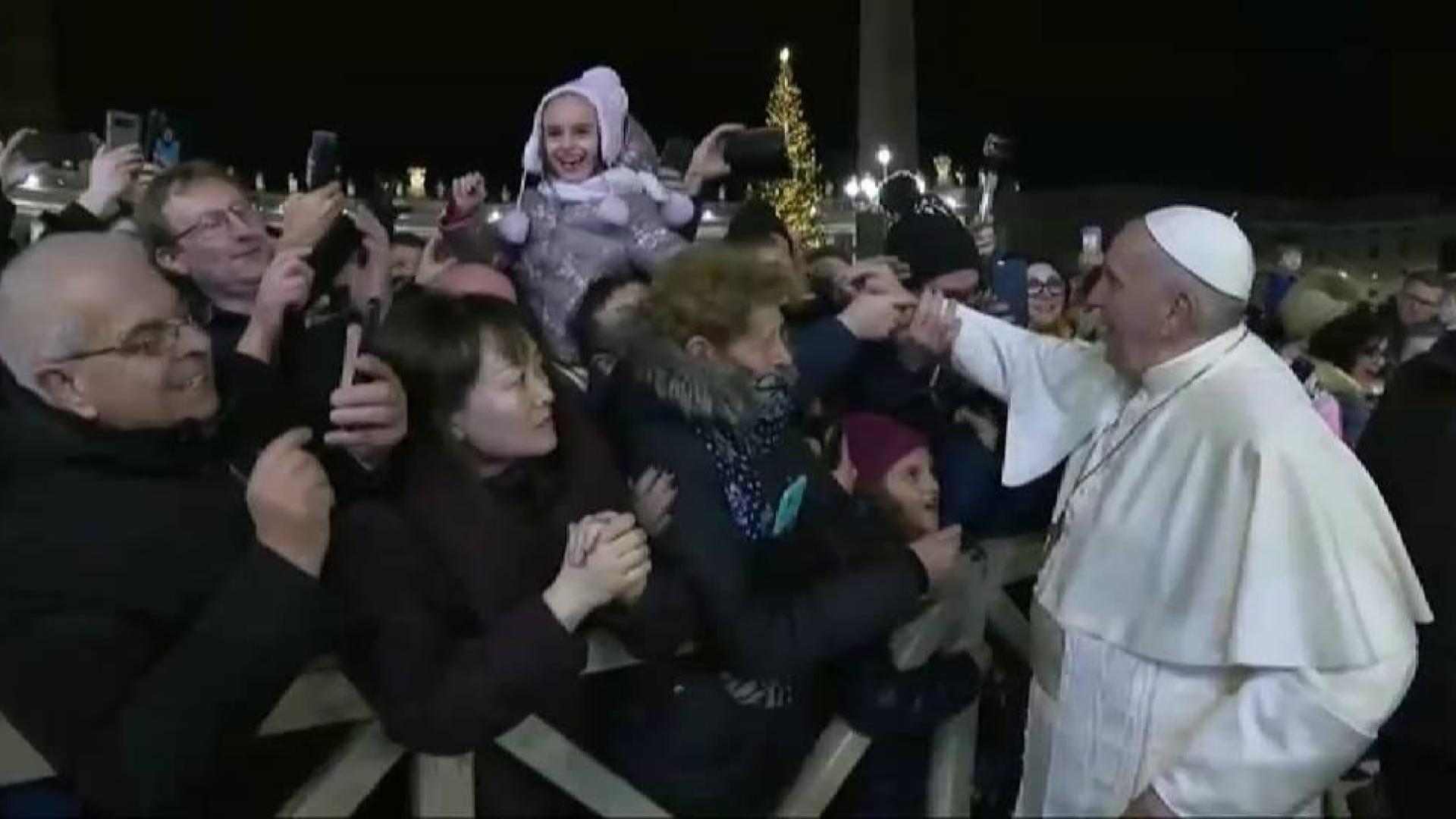El Papa pide perdón por el encontronazo con una peregrina