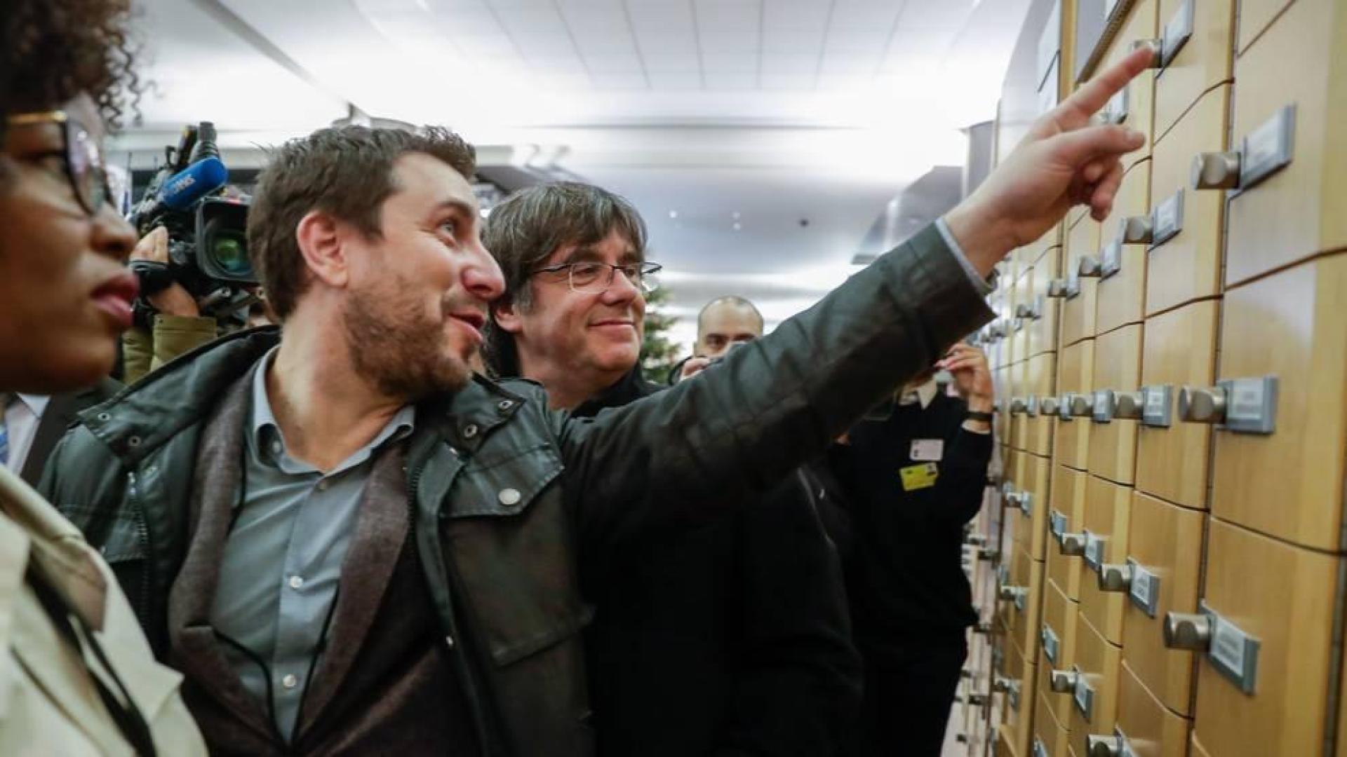 Puigdemont y Comín recogen su acreditación provisional como eurodiputados