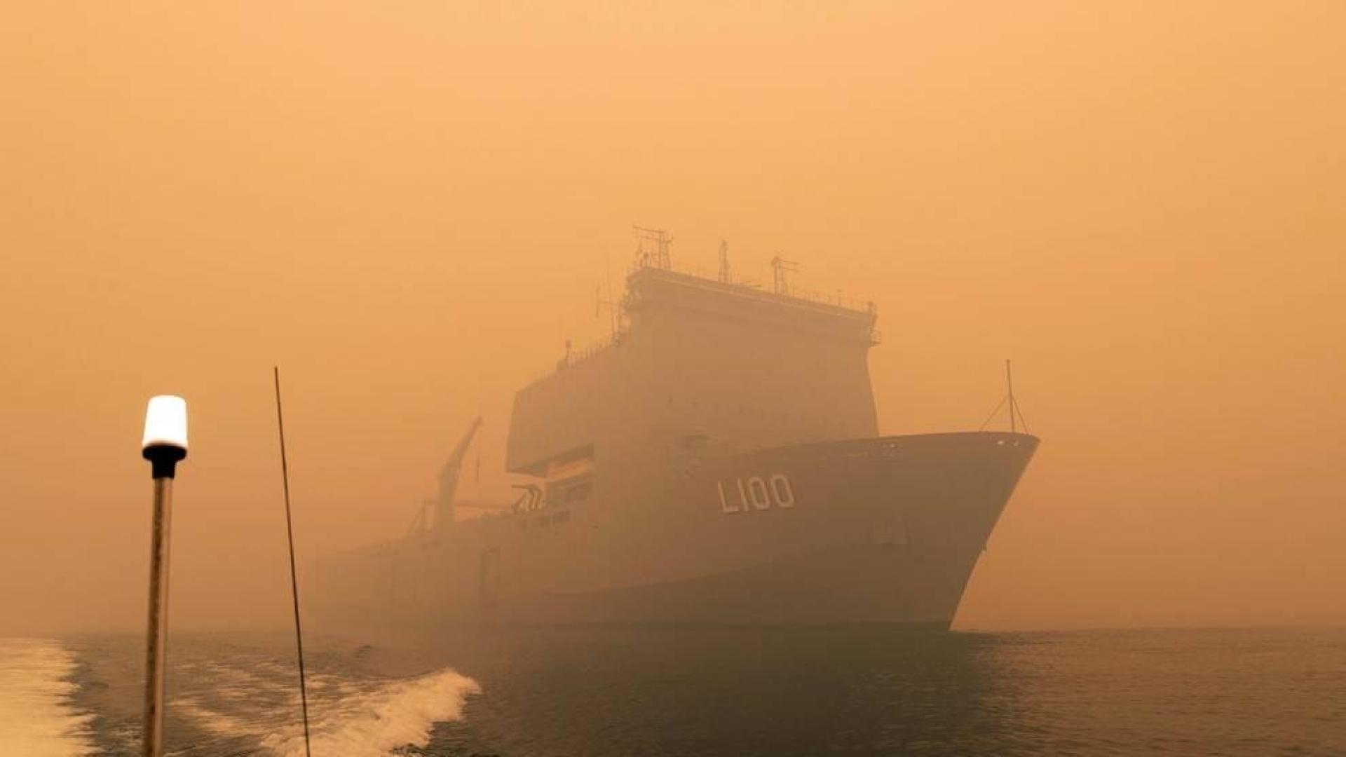 Buques militares evacúan a las personas atrapadas en Australia por los incendios