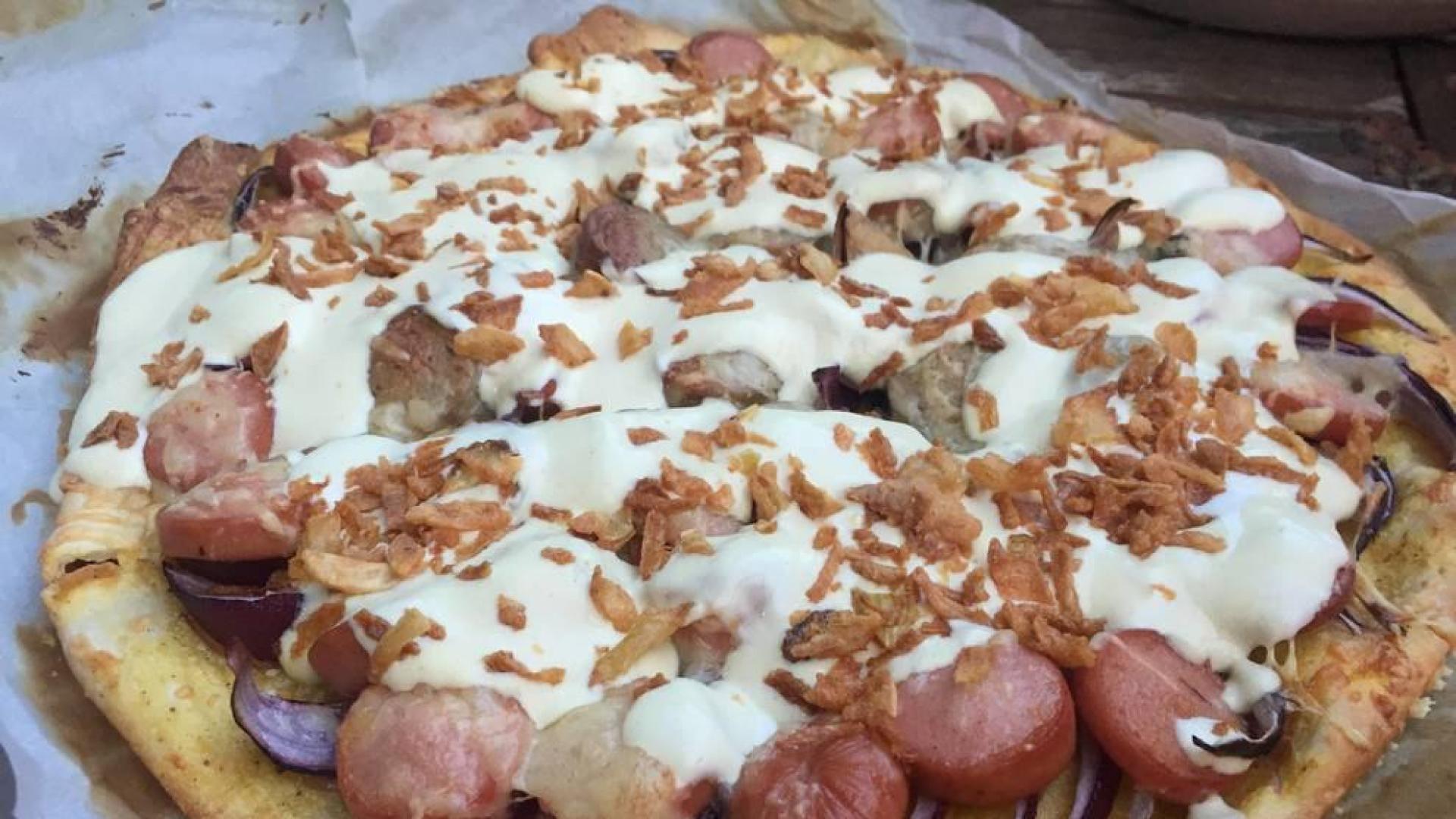 Imagen de la pizza de salchichas con salsa de mostaza