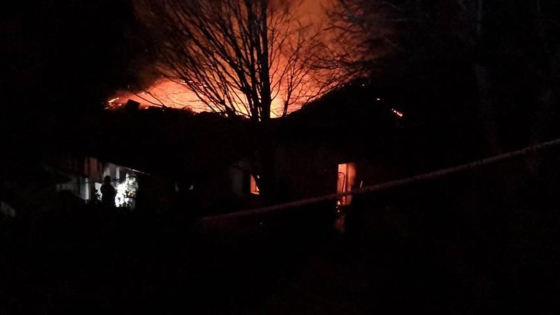 Cae por un barranco cuando acudía al caserío familiar en Arantza, que estaba en llamas
