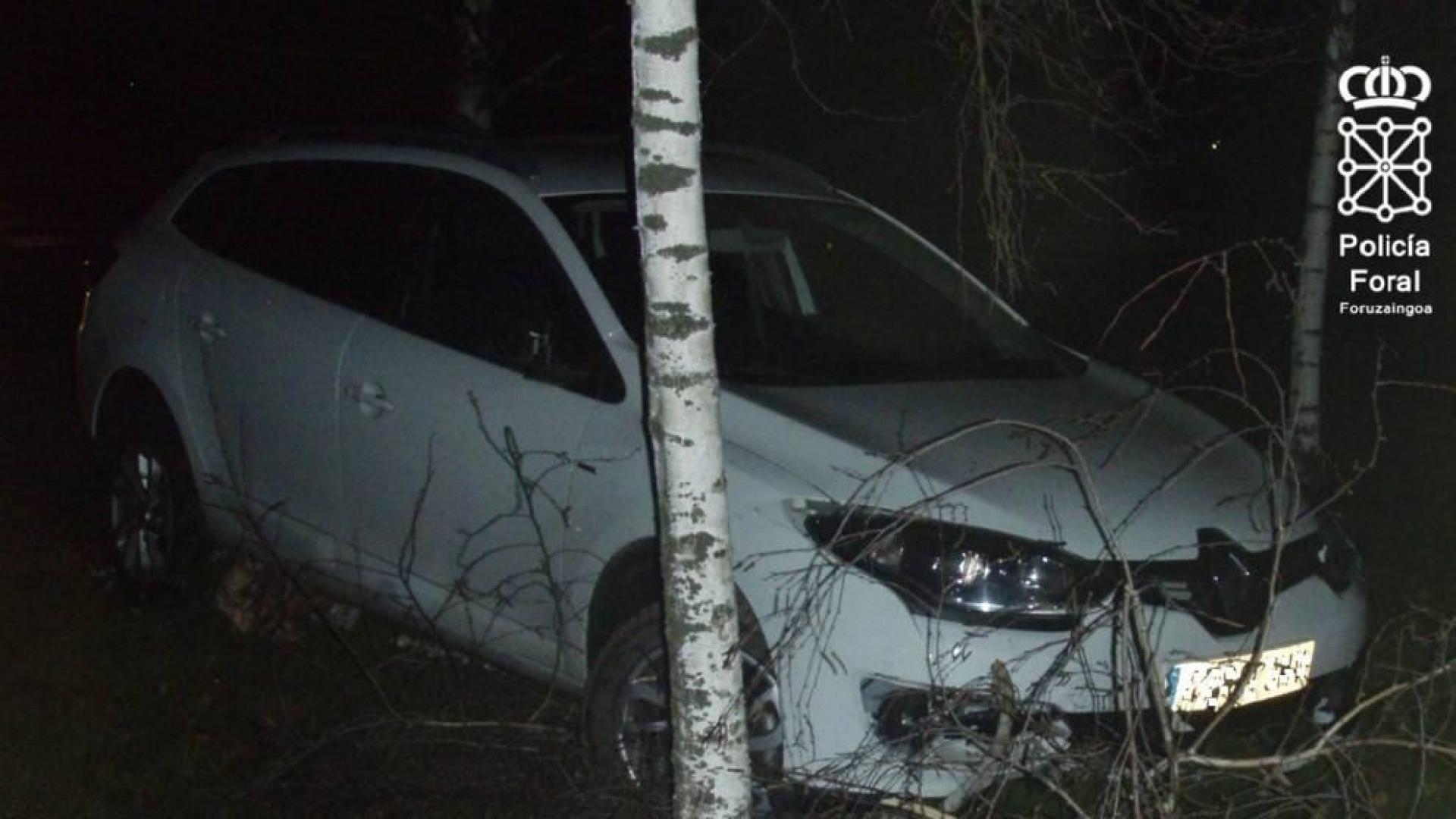 Choca contra un árbol en Salinas de Pamplona y da positivo en alcohol