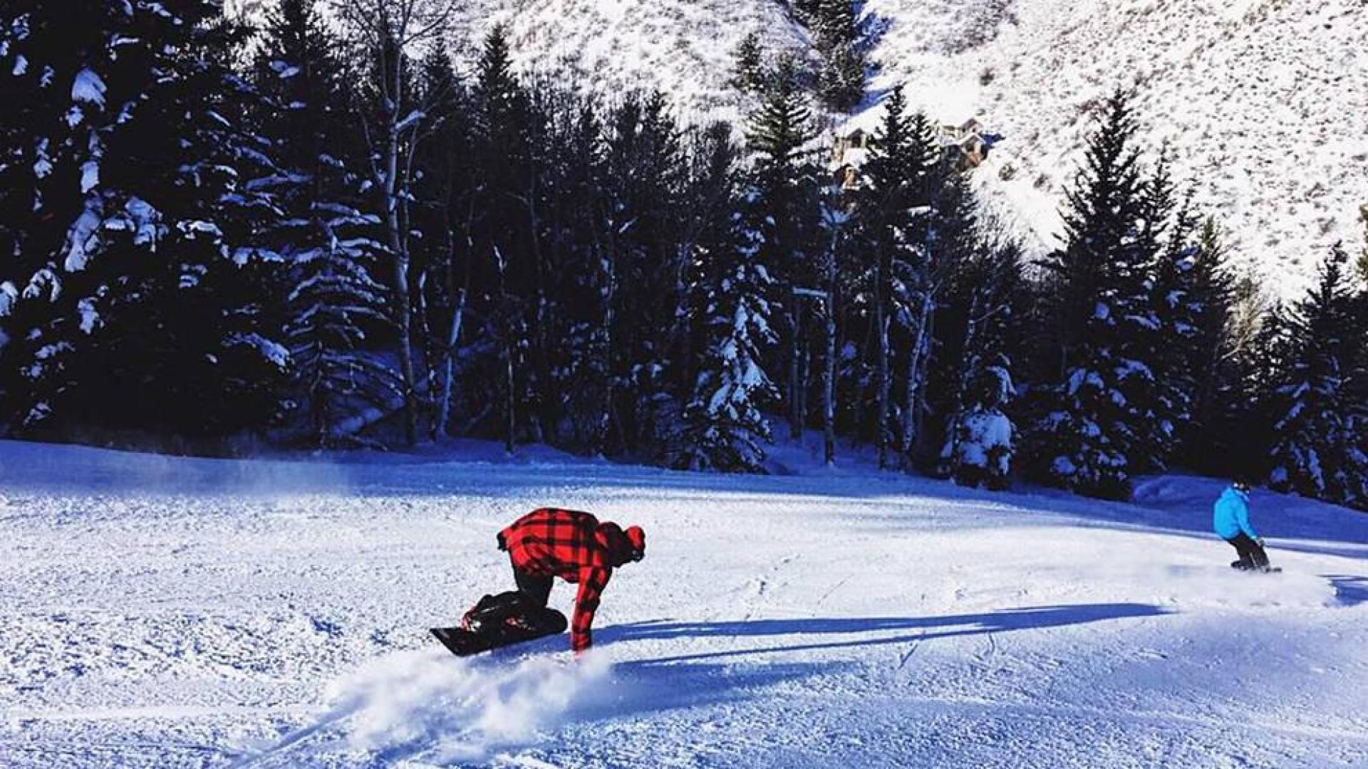 Hamilton felicita la Navidad desde una pista de snowboard