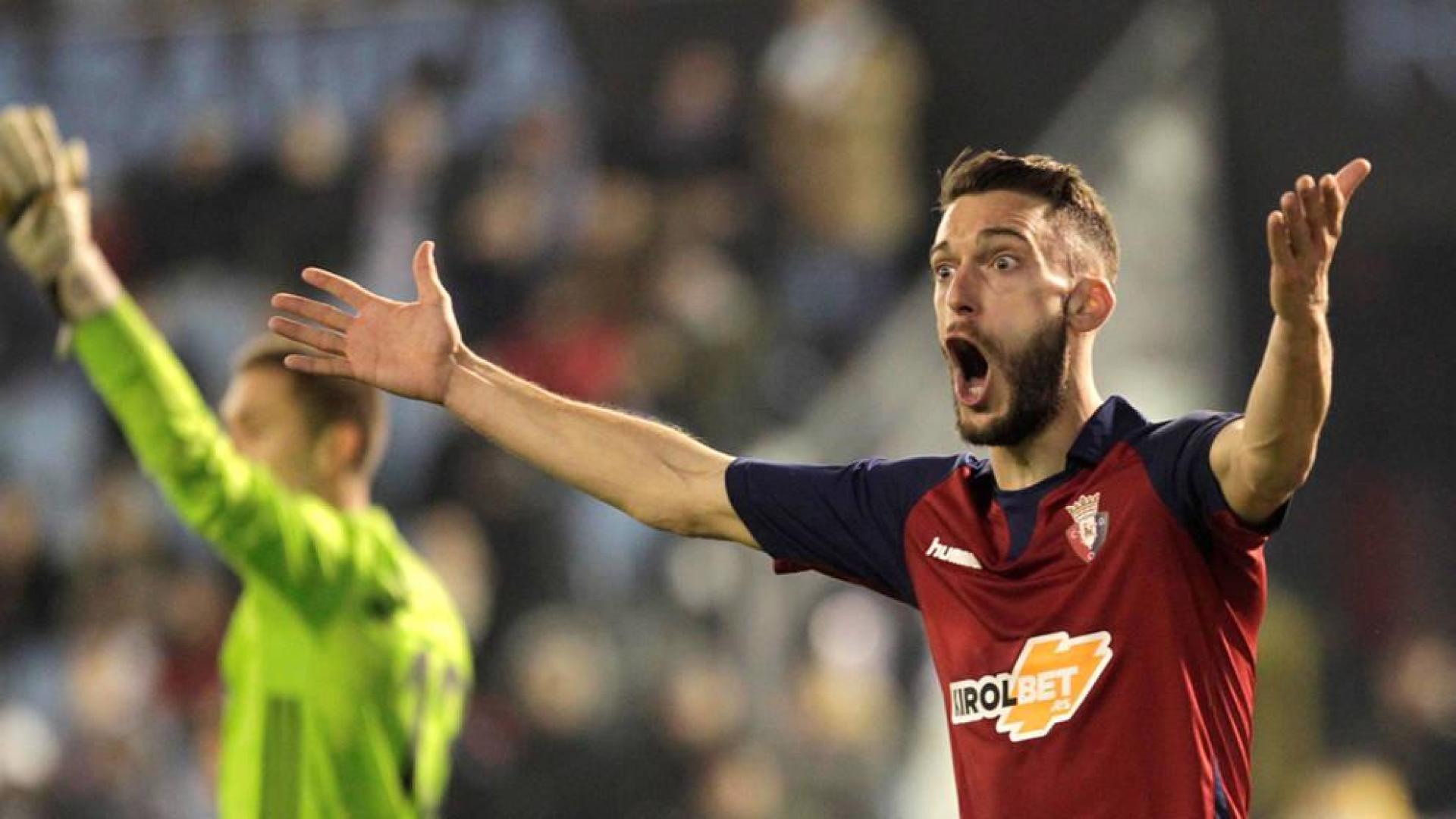 Roberto Torres protesta al colegiado en el partido Celta-Osasuna.