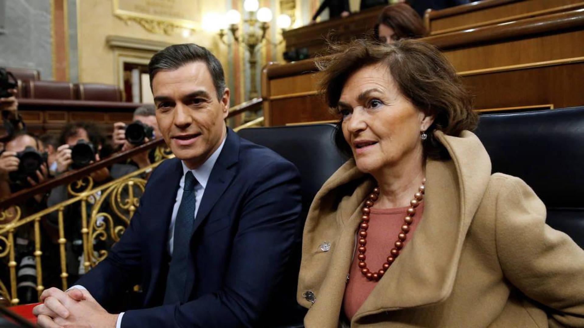 El presidente del Gobierno en funciones, Pedro Sánchez, y su vicepresidenta, Carmen Calvo, en el Congreso de los Diputados