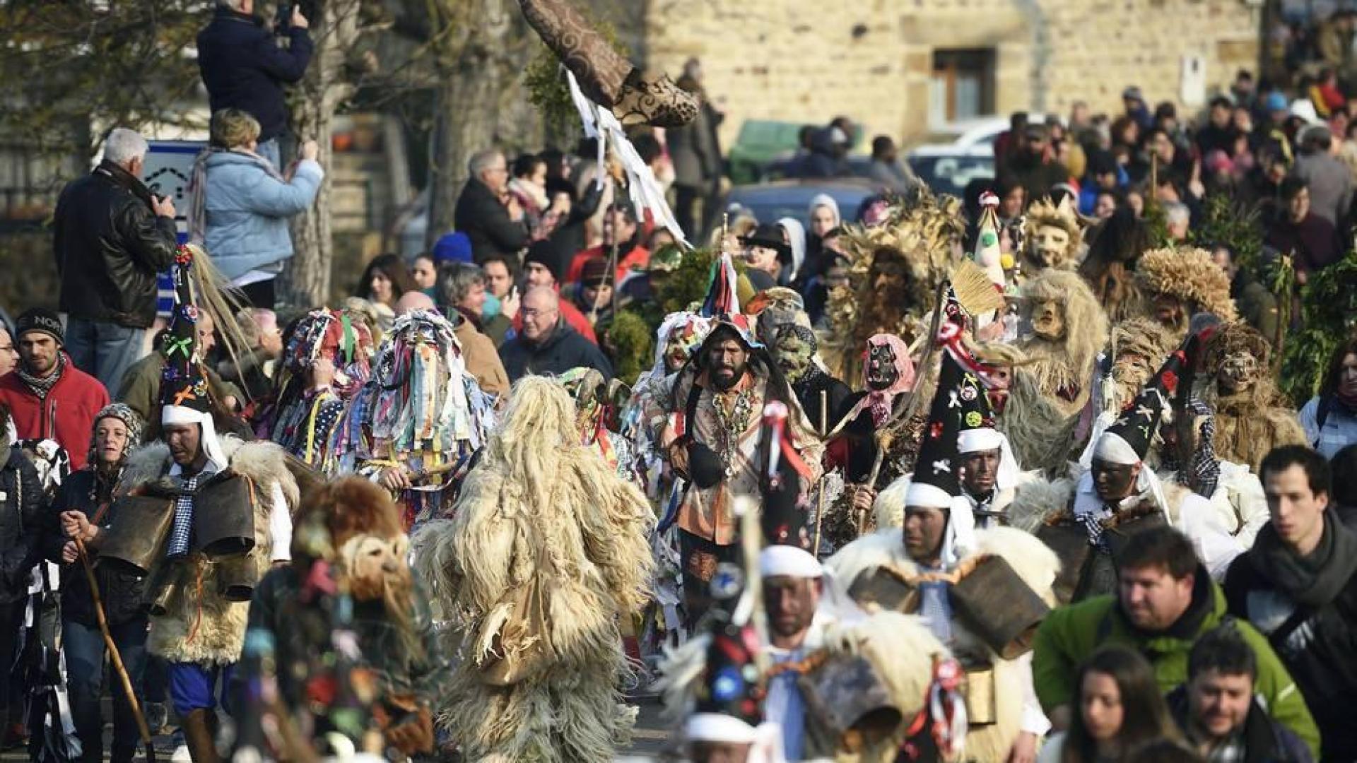 Varios personajes que participan en La Vijanera, la primera mascarada del año que ha vuelto a recorrer hoy el pueblo de Silió en una fiesta multitudinaria, con miles de personas que se han adentrado en el corazón de Cantabria para seguir esta costumbre milenaria.