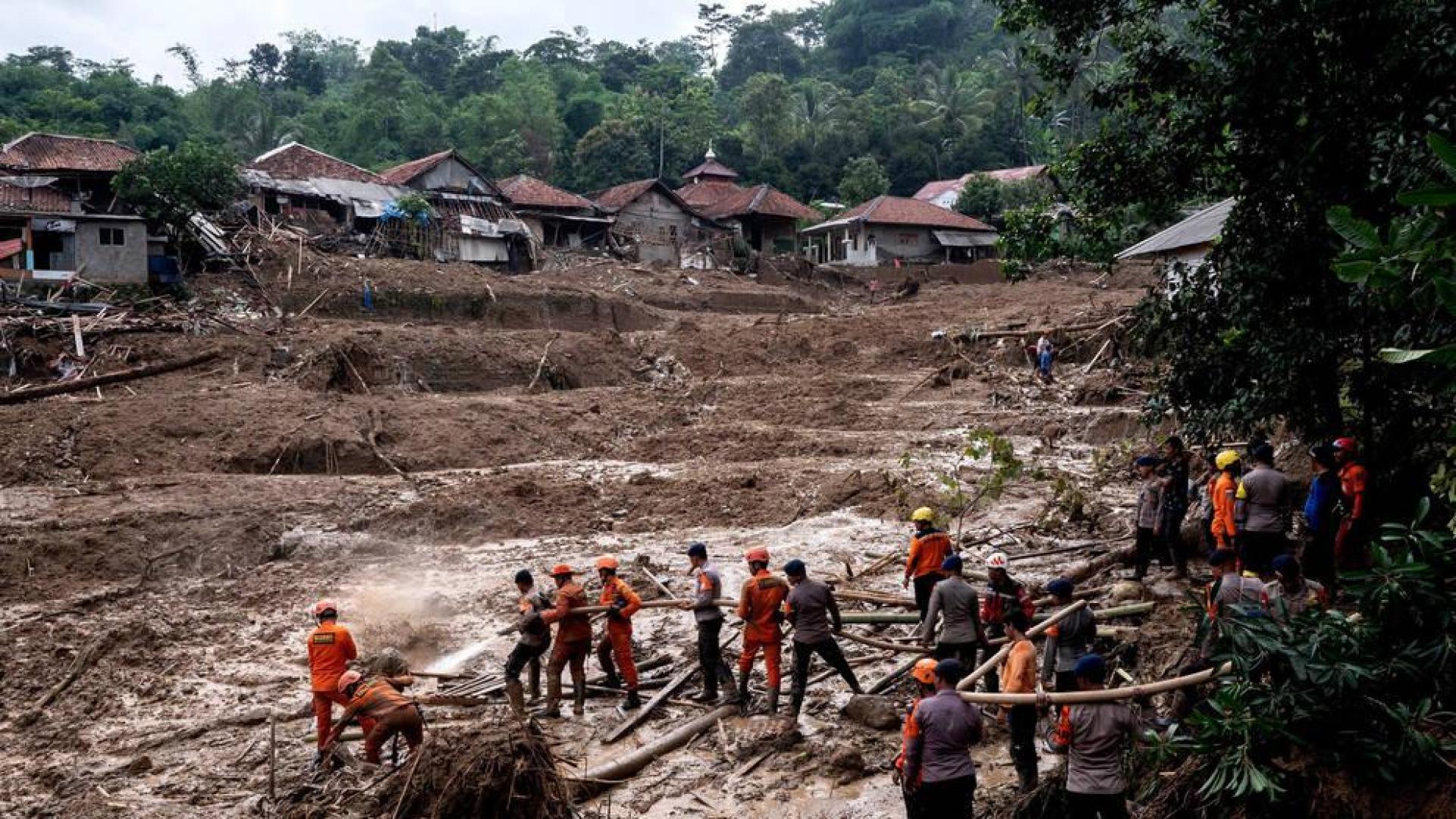 Los equipos de rescate buscan a personas desaparecidas en las inundaciones de Indonesia