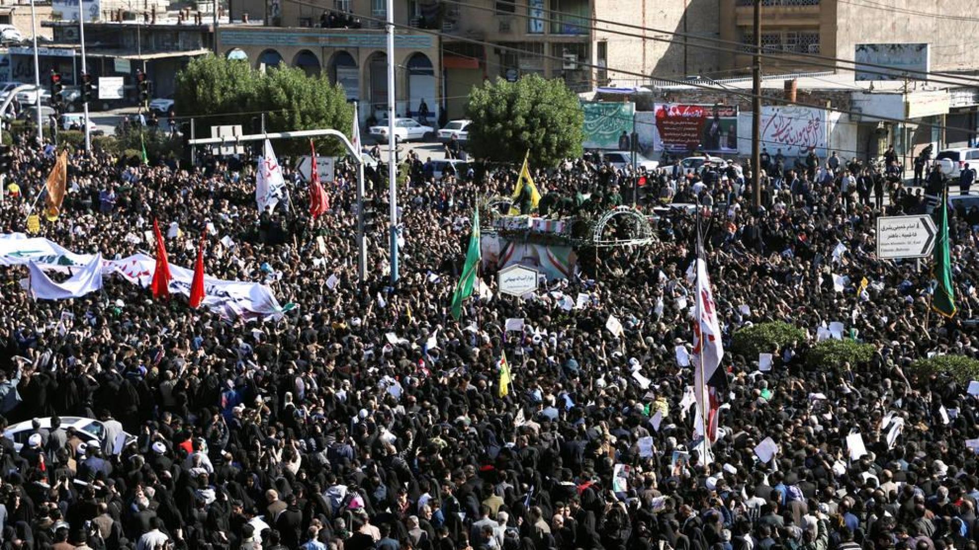 Manifestantes iraníes en el funeral del comandante de la Fuerza Quds Qasem Soleimaní