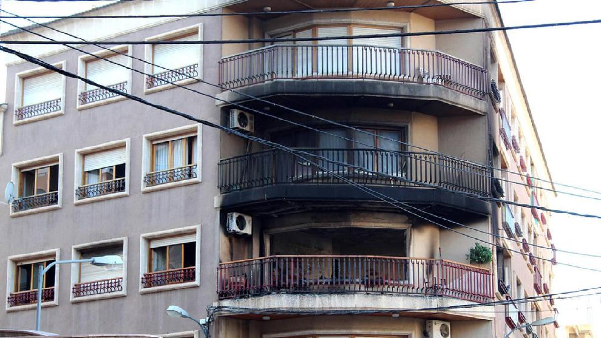 Dos muertos y cinco intoxicados por humo en un incendio en Hellín