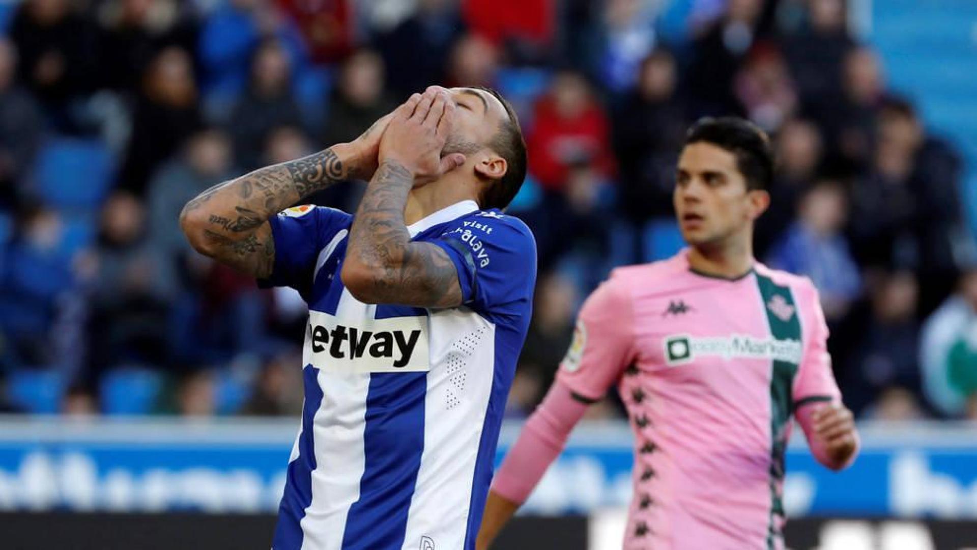 Joselu, delantero del Alavés, se lamenta tras fallar una ocasión en el partido contra el Betis
