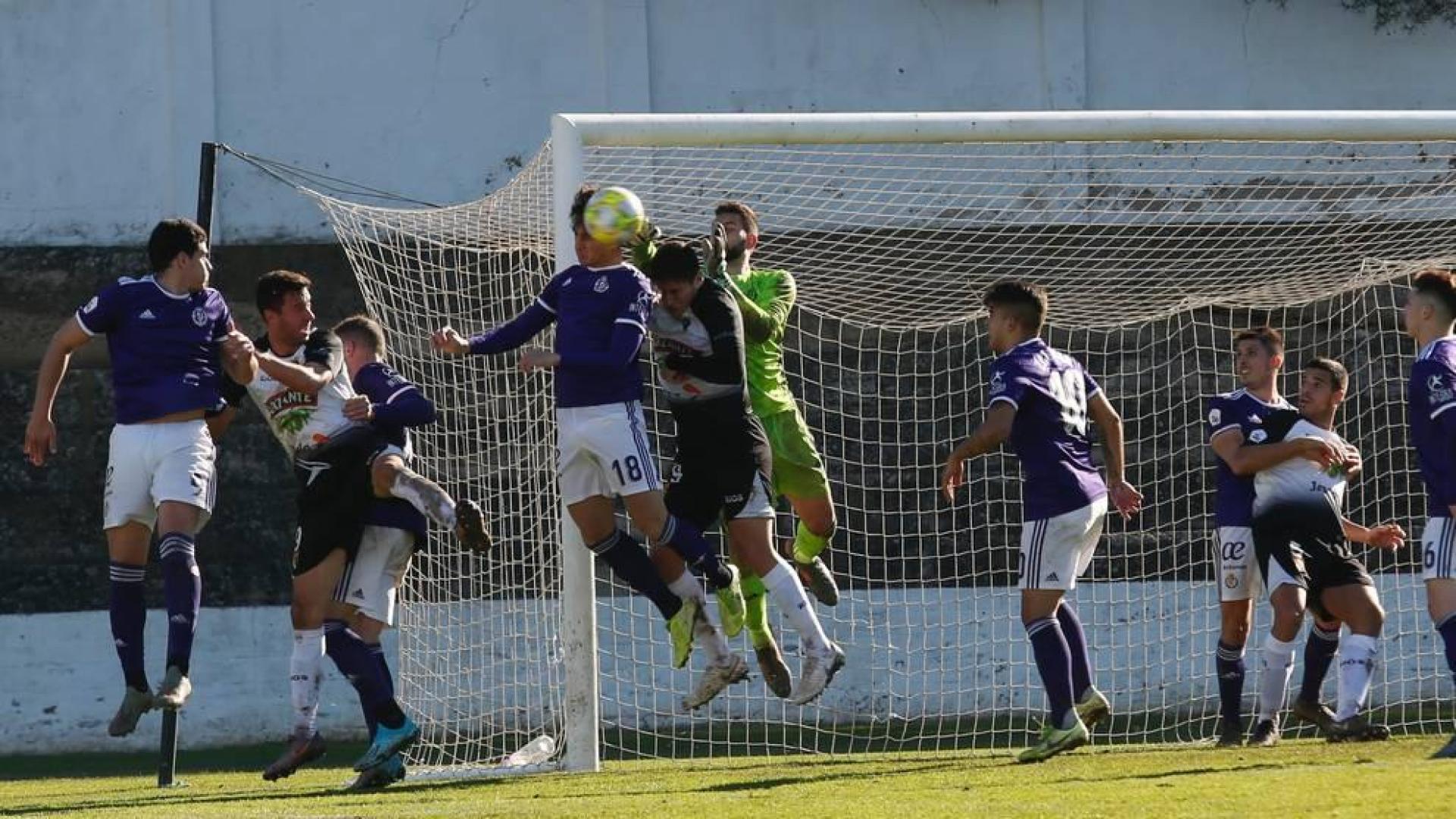 Ángel Gregorio, del Tudelano, trata de rematar entre Vilarrasa y Samuel, del Valladolid B, un córner que finalmente despejó la zaga pucelana.