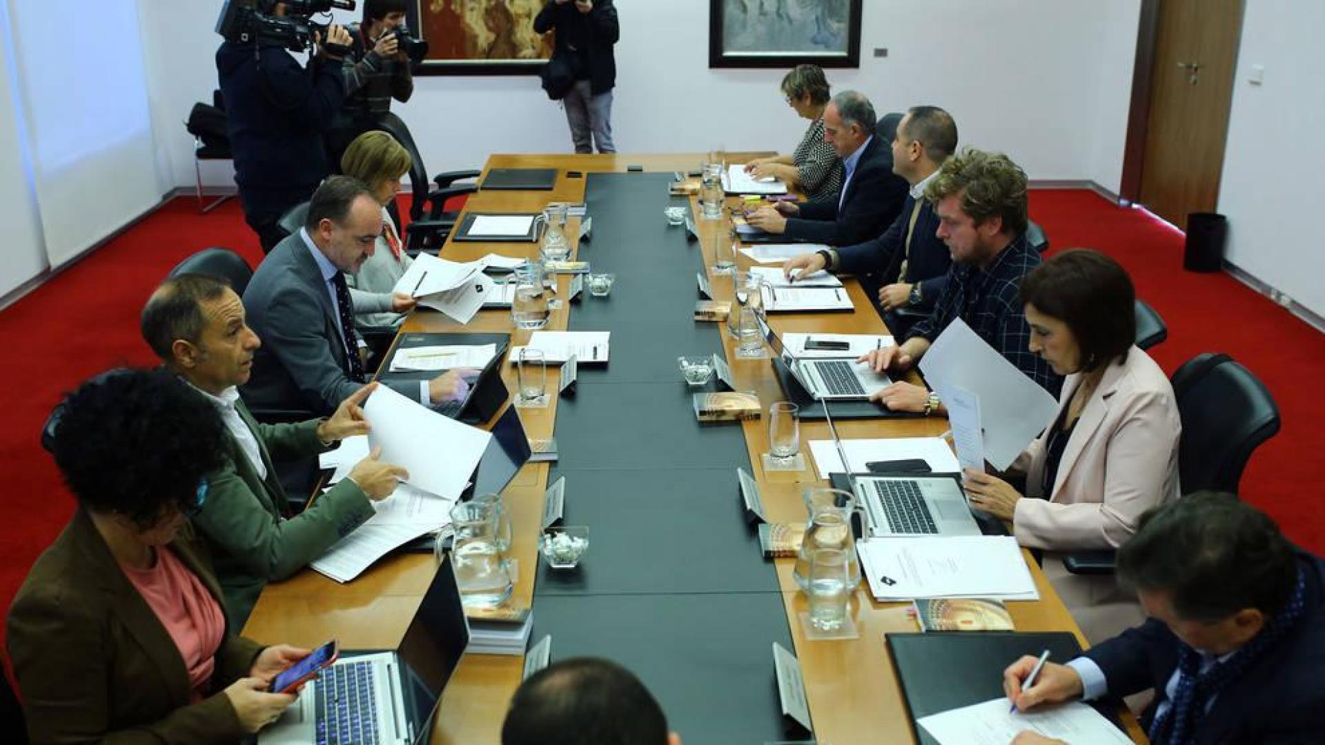 La Mesa y Junta de Portavoces del Parlamento, reunida el lunes en la Cámara.