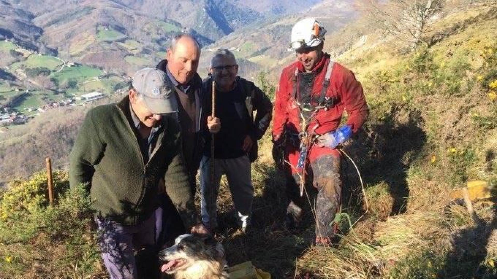 Los bomberos rescatan a dos perros que habían caído en sendas simas