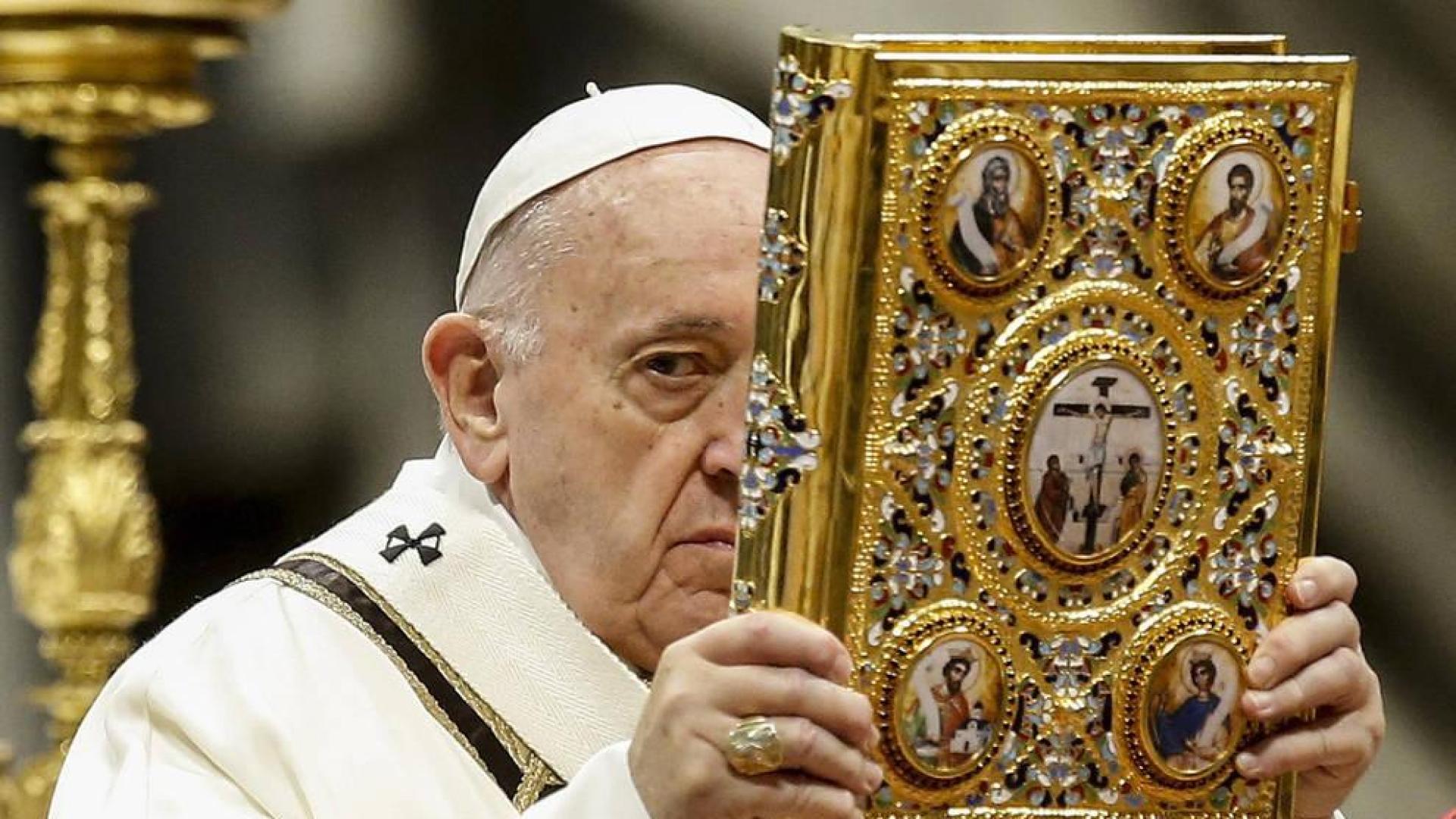 El papa Francisco, durante la misa que ofició en la basílica de San Pedro con motivo de la Epifanía.