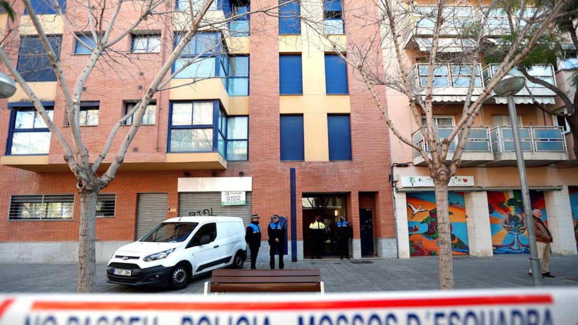Detenido un hombre por matar a su mujer y a su hija en su casa de Esplugues