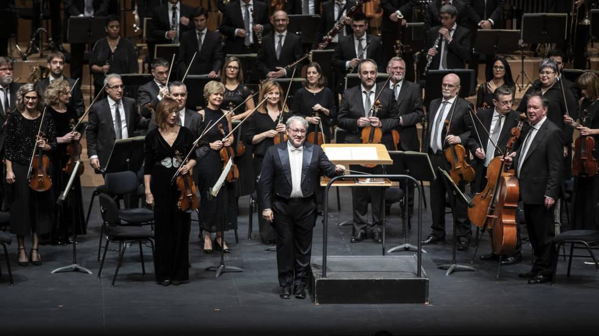 El director Miguel Romea y la Sinfónica de Navarra saludan en el Concierto de Año Nuevo.