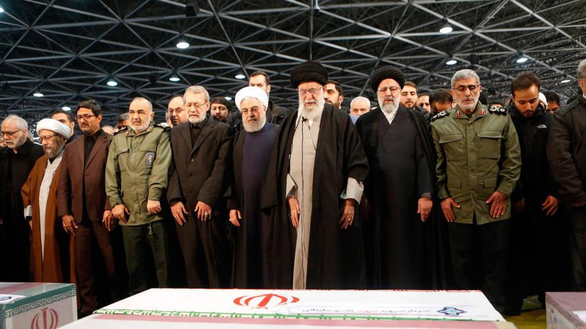 El líder supremo iraní, el ayatolá Ali Khamenei, y el presidente iraní,  Hassan Rouhani rezan en el funeral del comandante de la Fuerza Quds Qasem Soleimani y de otras víctimas