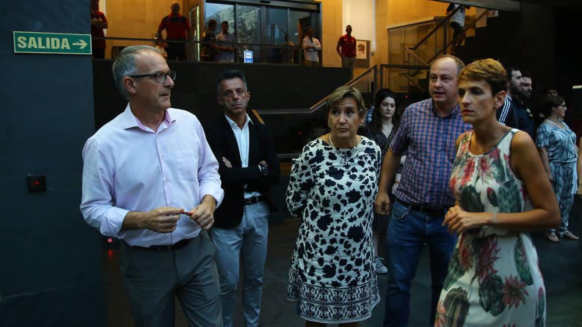 Adolfo Araiz, de EH Bildu, a la izquierda, ve pasar a María Chivite por el atrio del Parlamento, el día en el que el pleno eligió presidenta de Navarra a la líder del PSN.