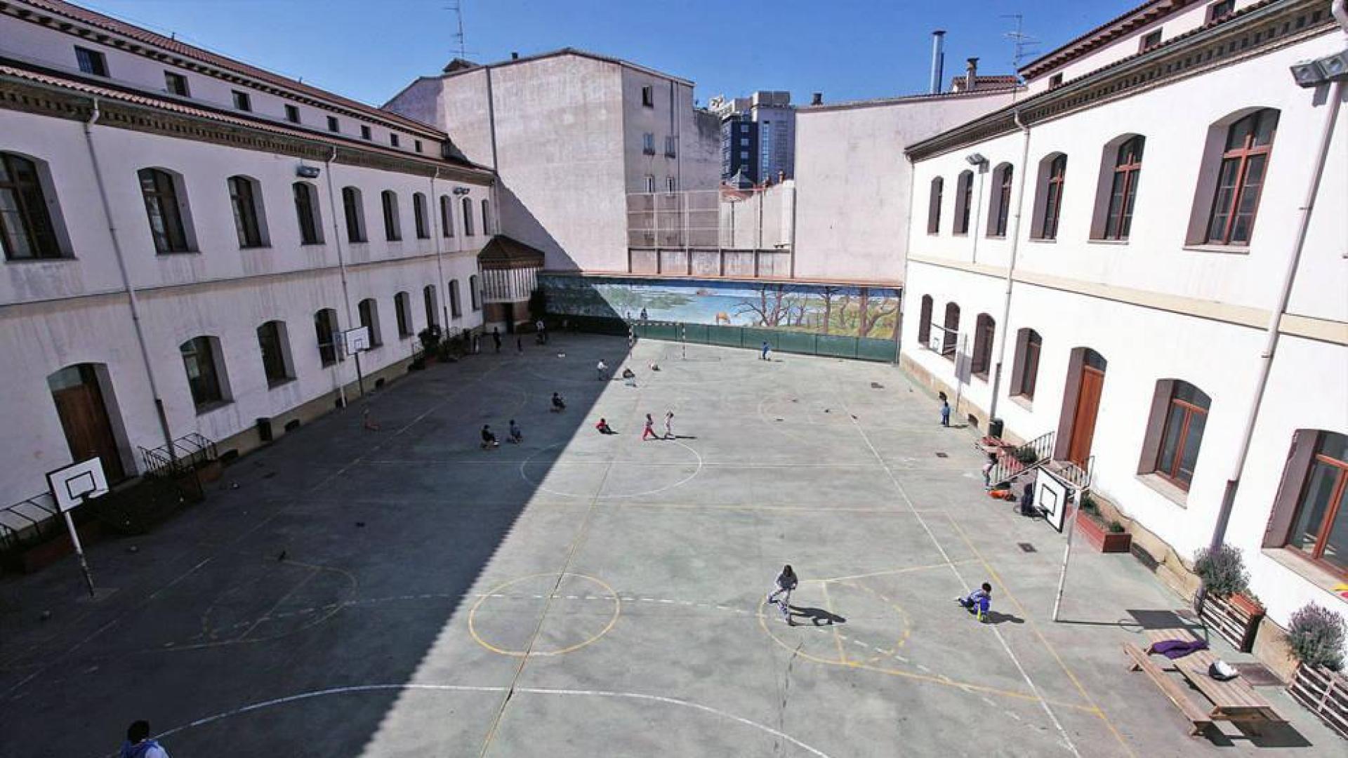 El Colegio San Francisco, el único centro de Pamplona sin patio cubierto